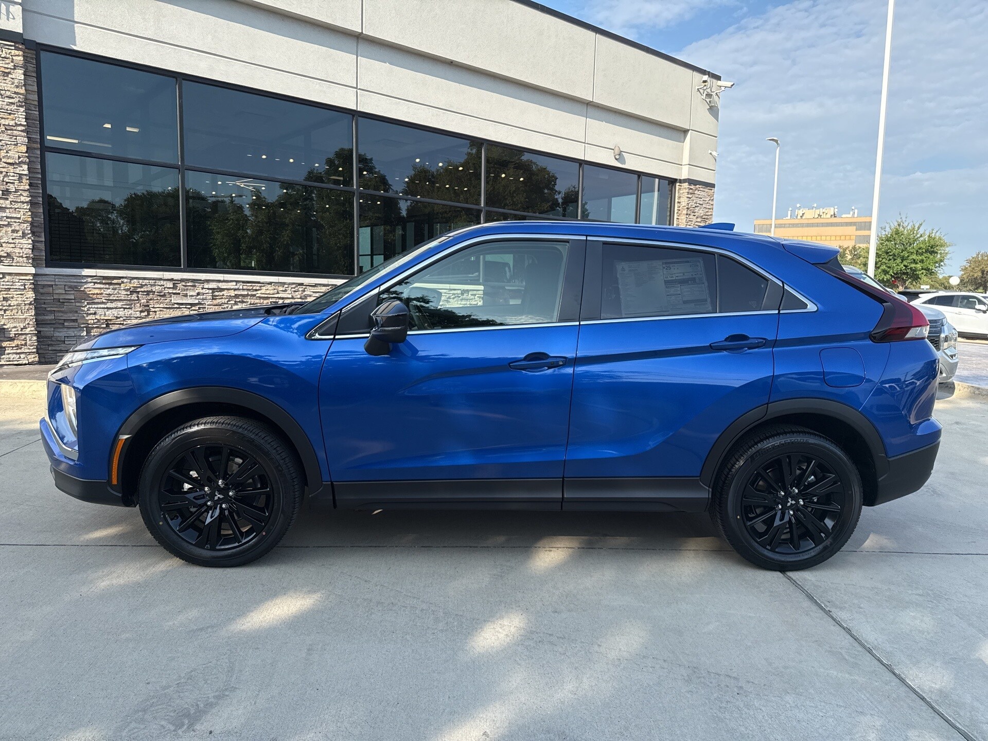 2025 Mitsubishi Eclipse Cross LE photo 4