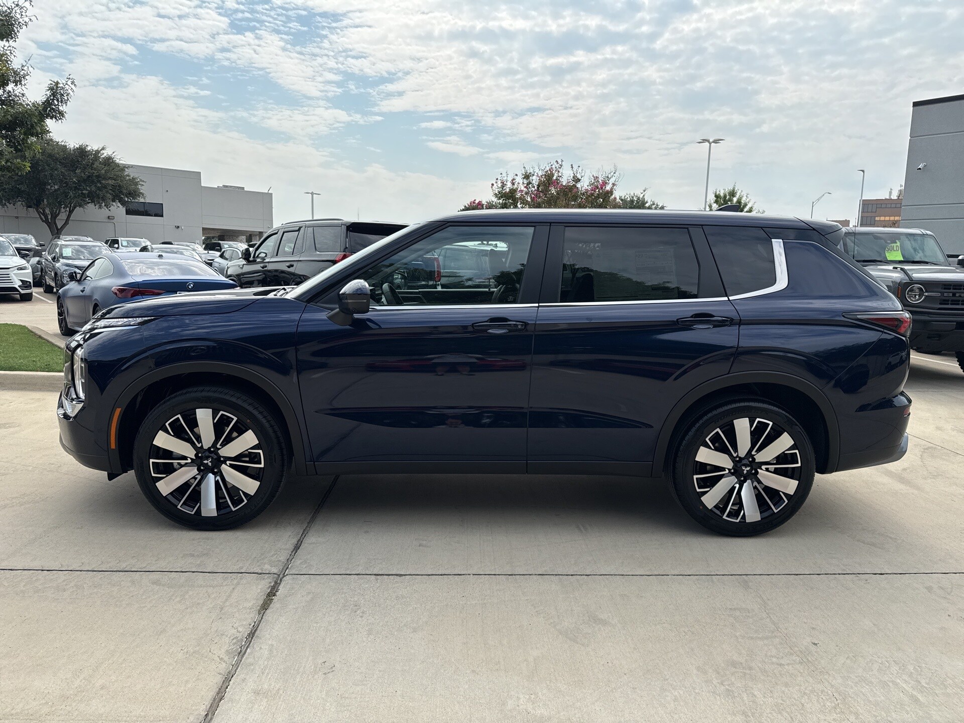 2025 Mitsubishi Outlander SE photo 4