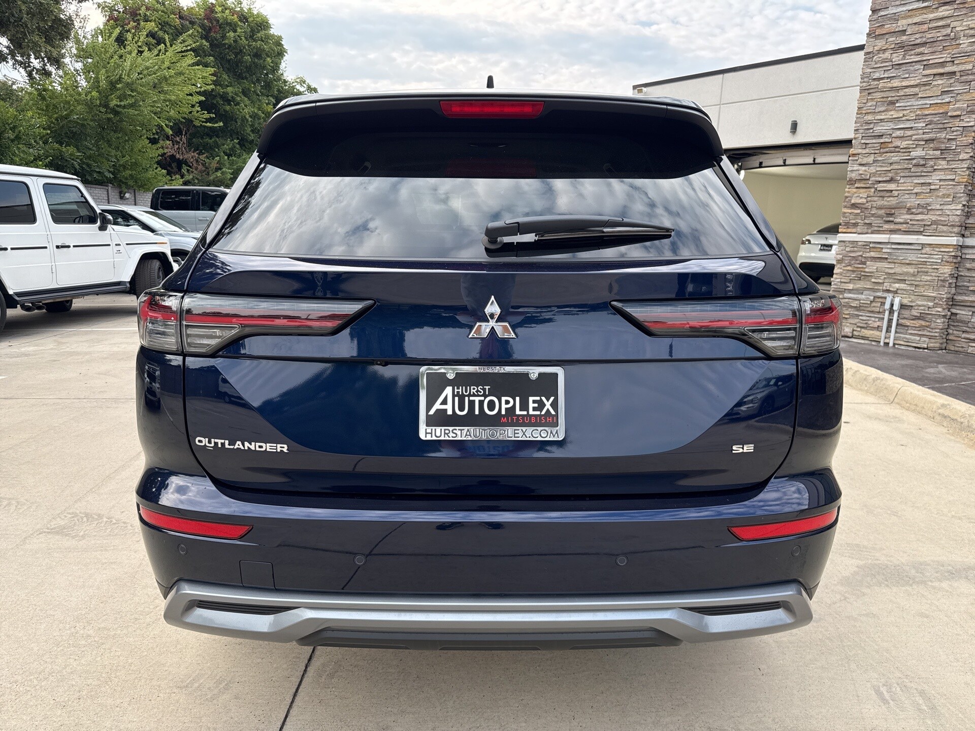 2025 Mitsubishi Outlander SE photo 2