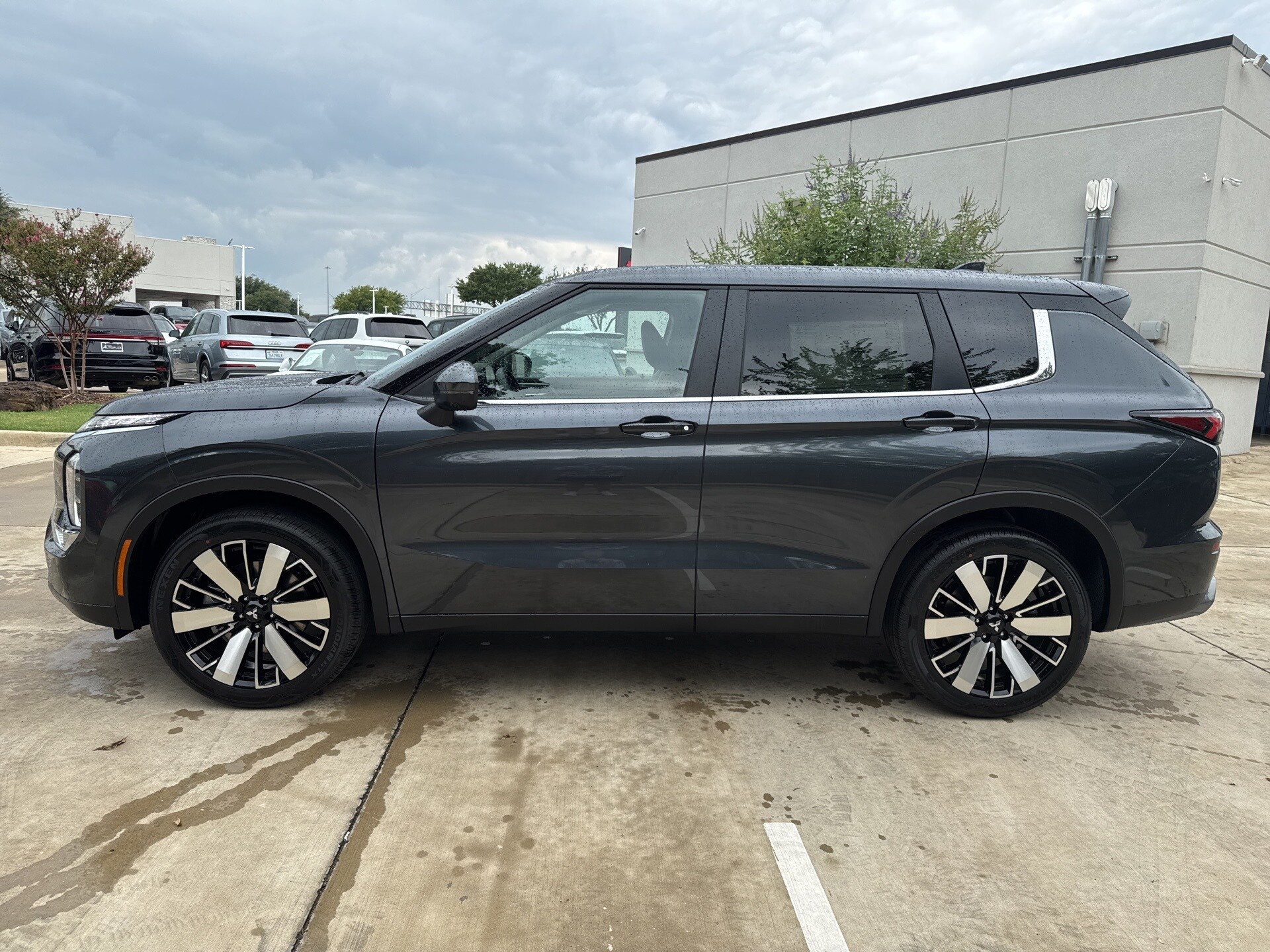 2025 Mitsubishi Outlander SE photo 4