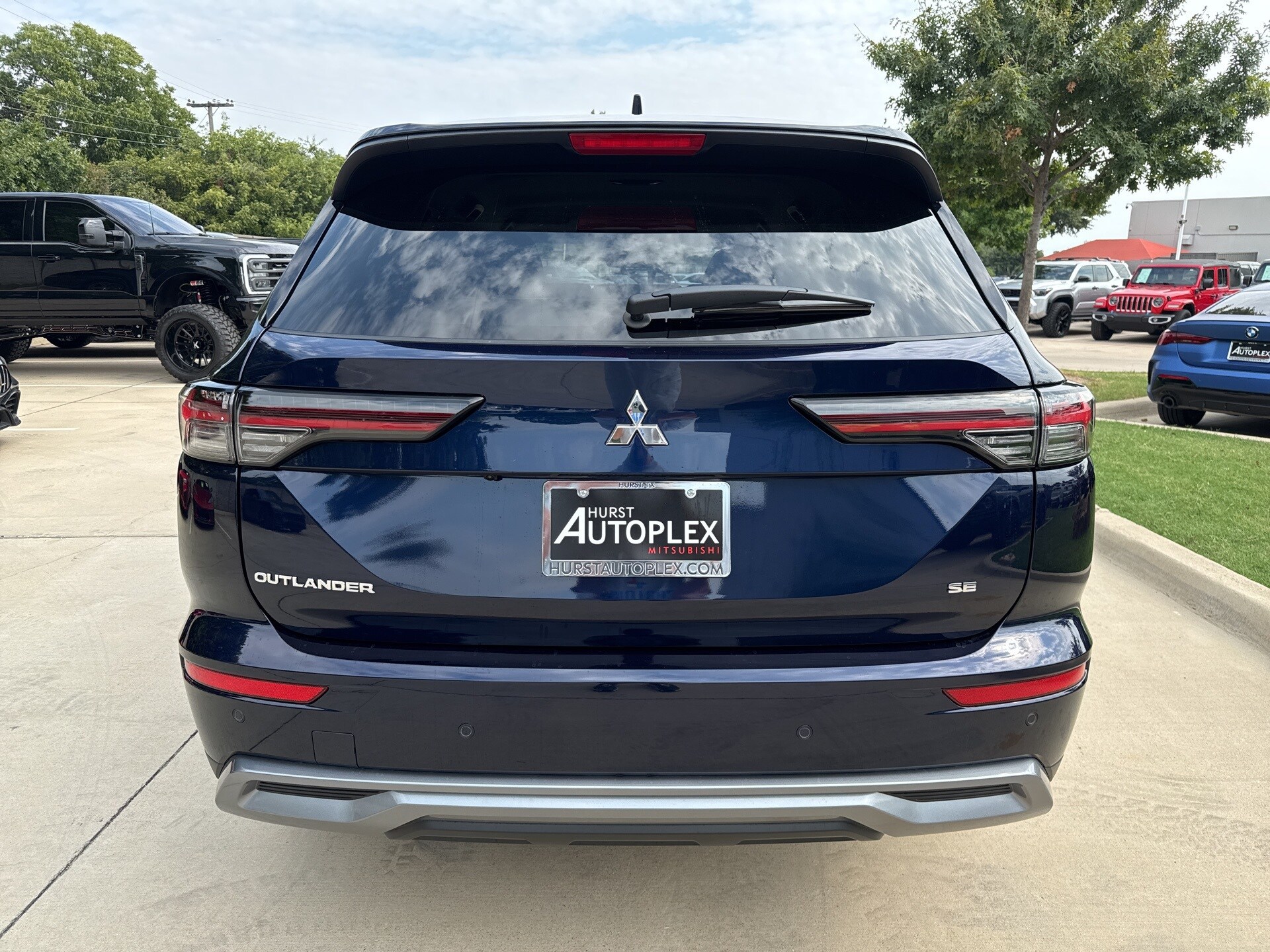 2025 Mitsubishi Outlander SE photo 2