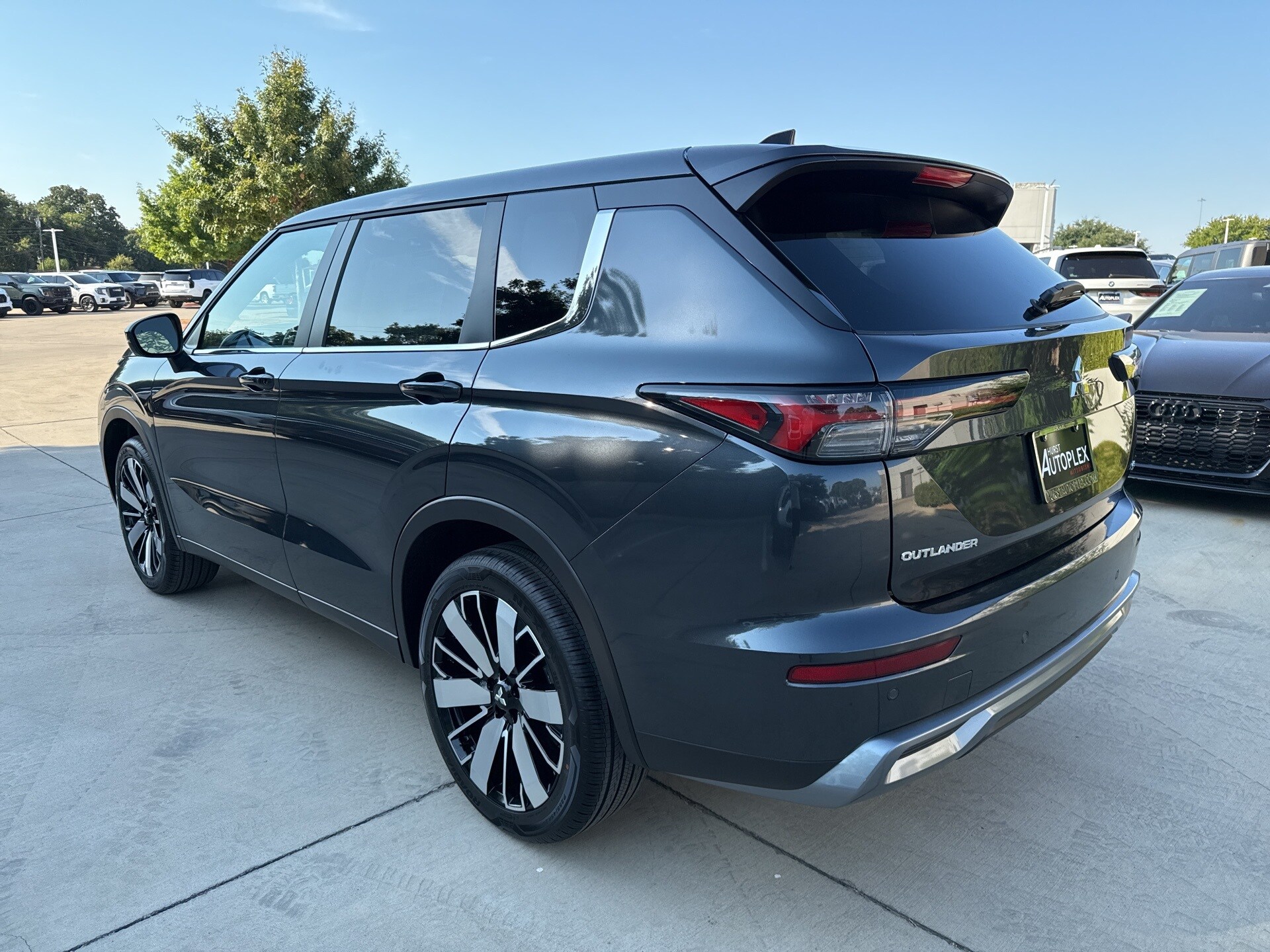 2025 Mitsubishi Outlander SE photo 3
