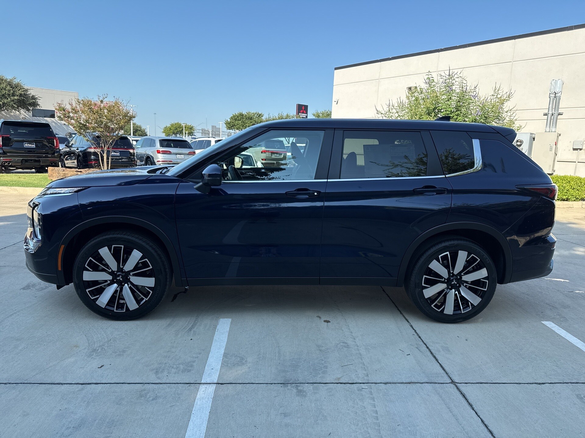 2025 Mitsubishi Outlander SE photo 4