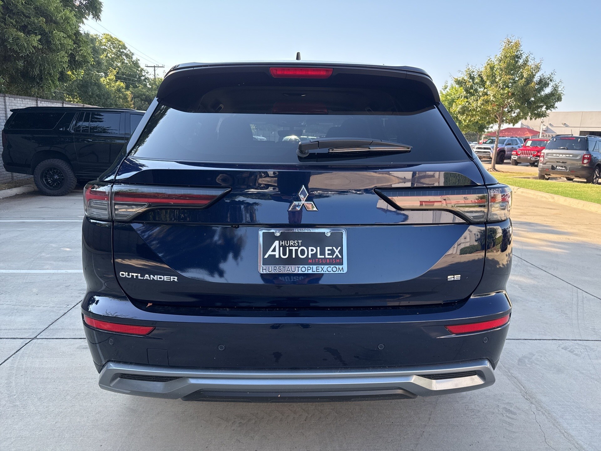 2025 Mitsubishi Outlander SE photo 2