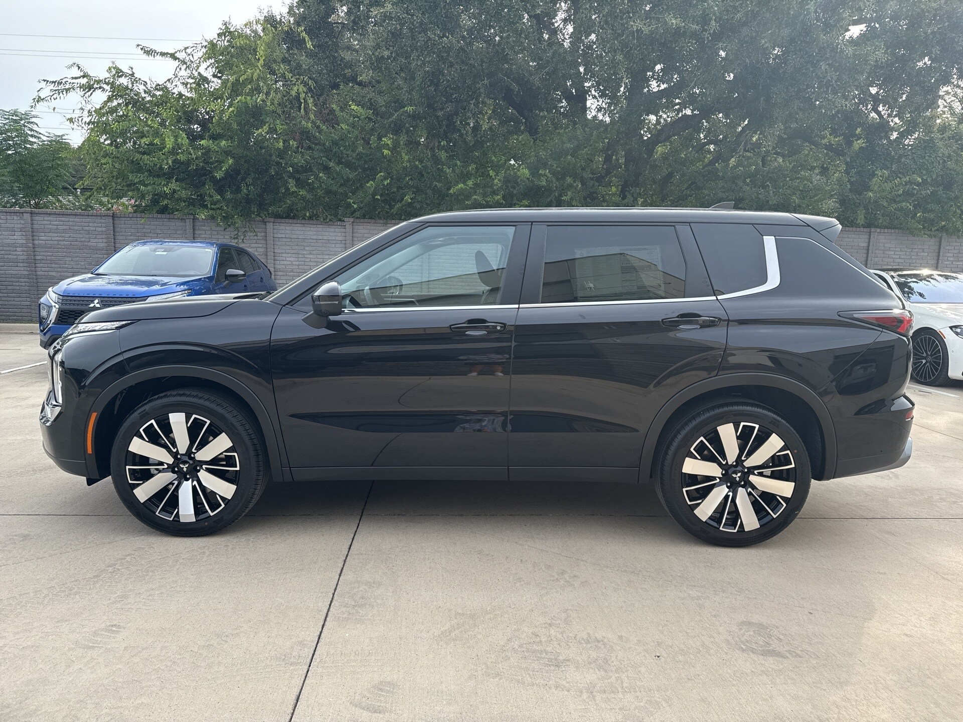 2025 Mitsubishi Outlander SE photo 4