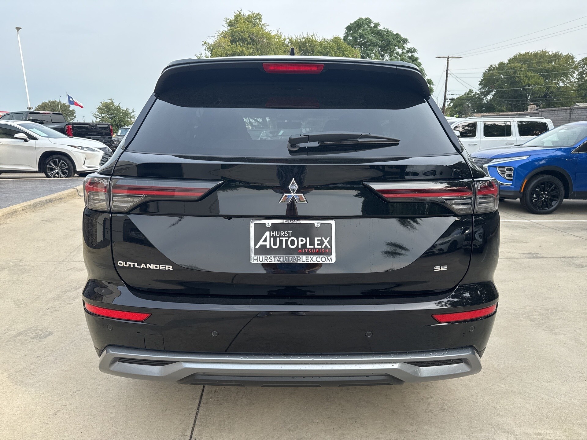 2025 Mitsubishi Outlander SE photo 2
