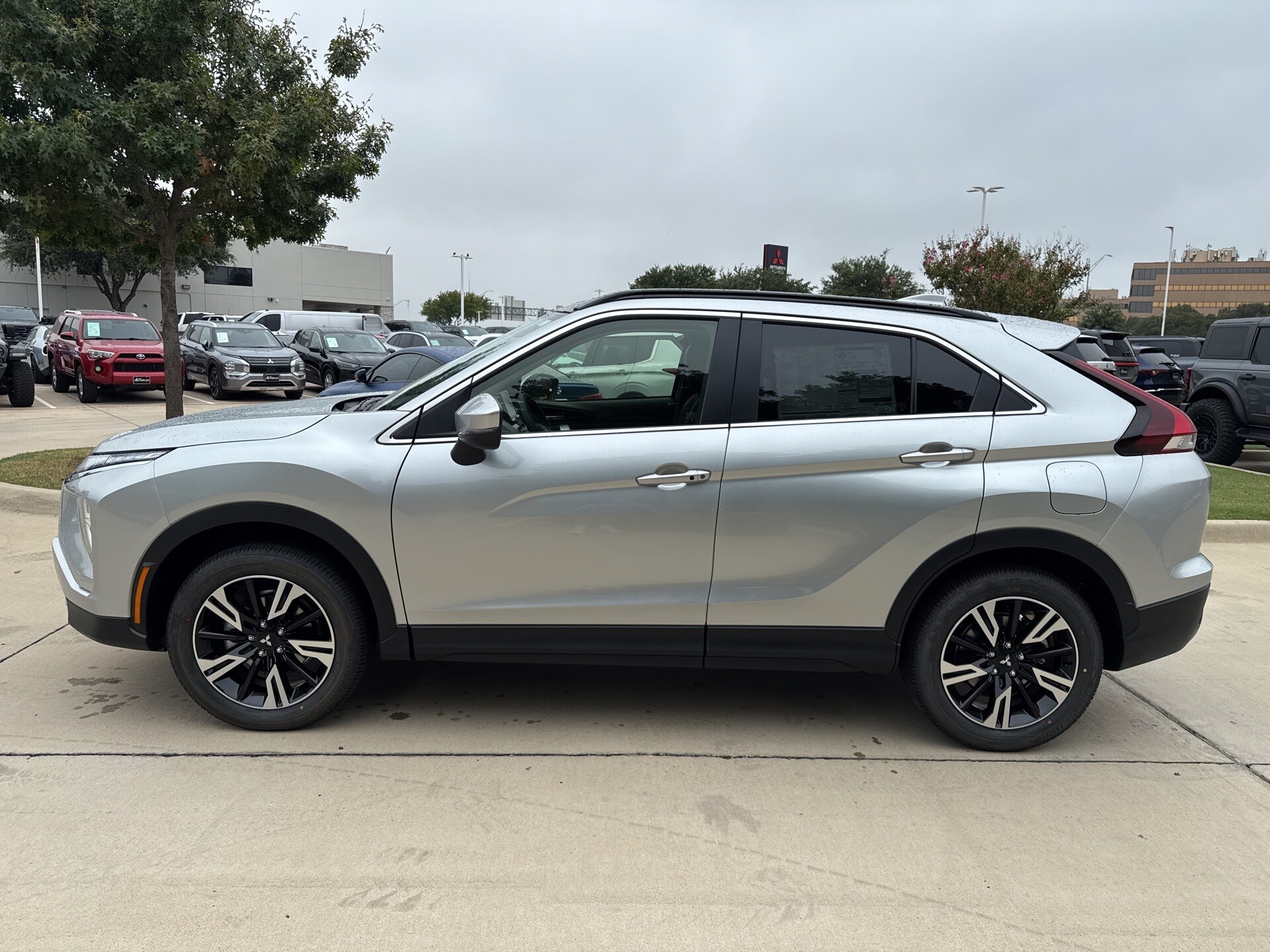 2025 Mitsubishi Eclipse Cross SE photo 4