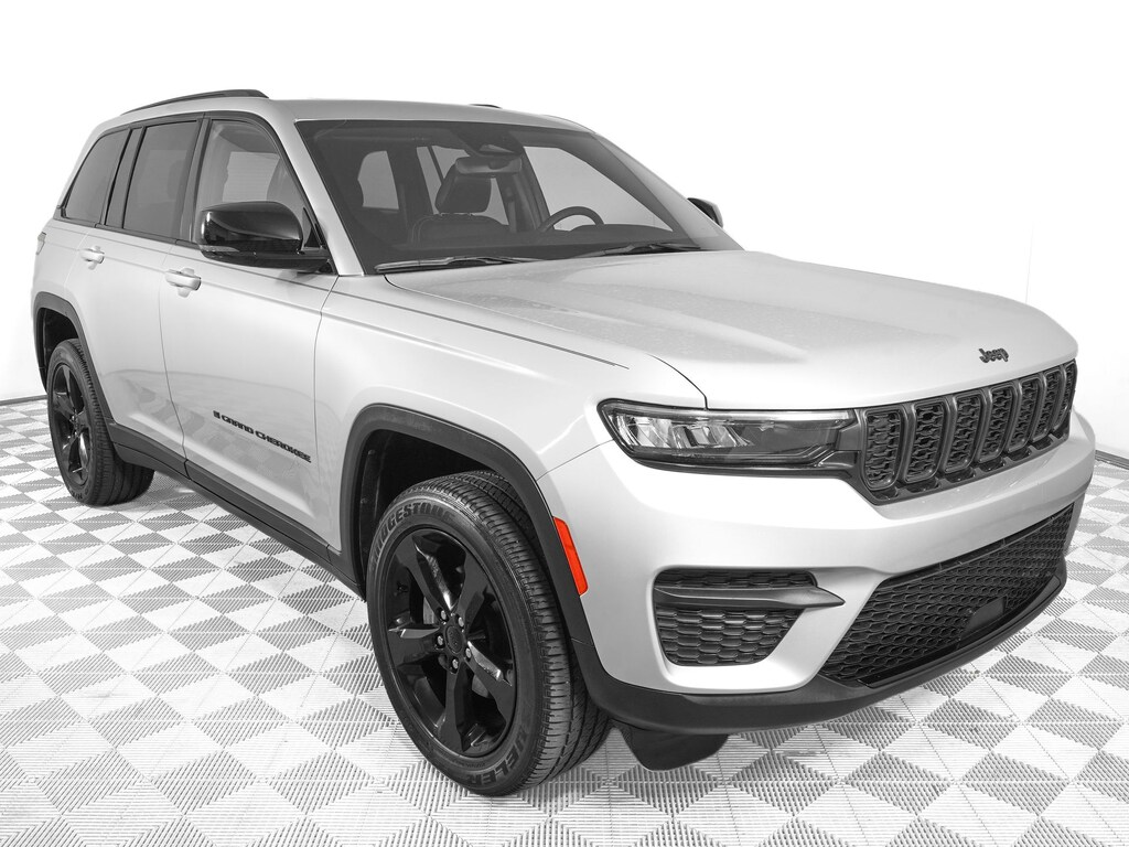 Used 2023 Jeep Grand Cherokee Laredo SUV