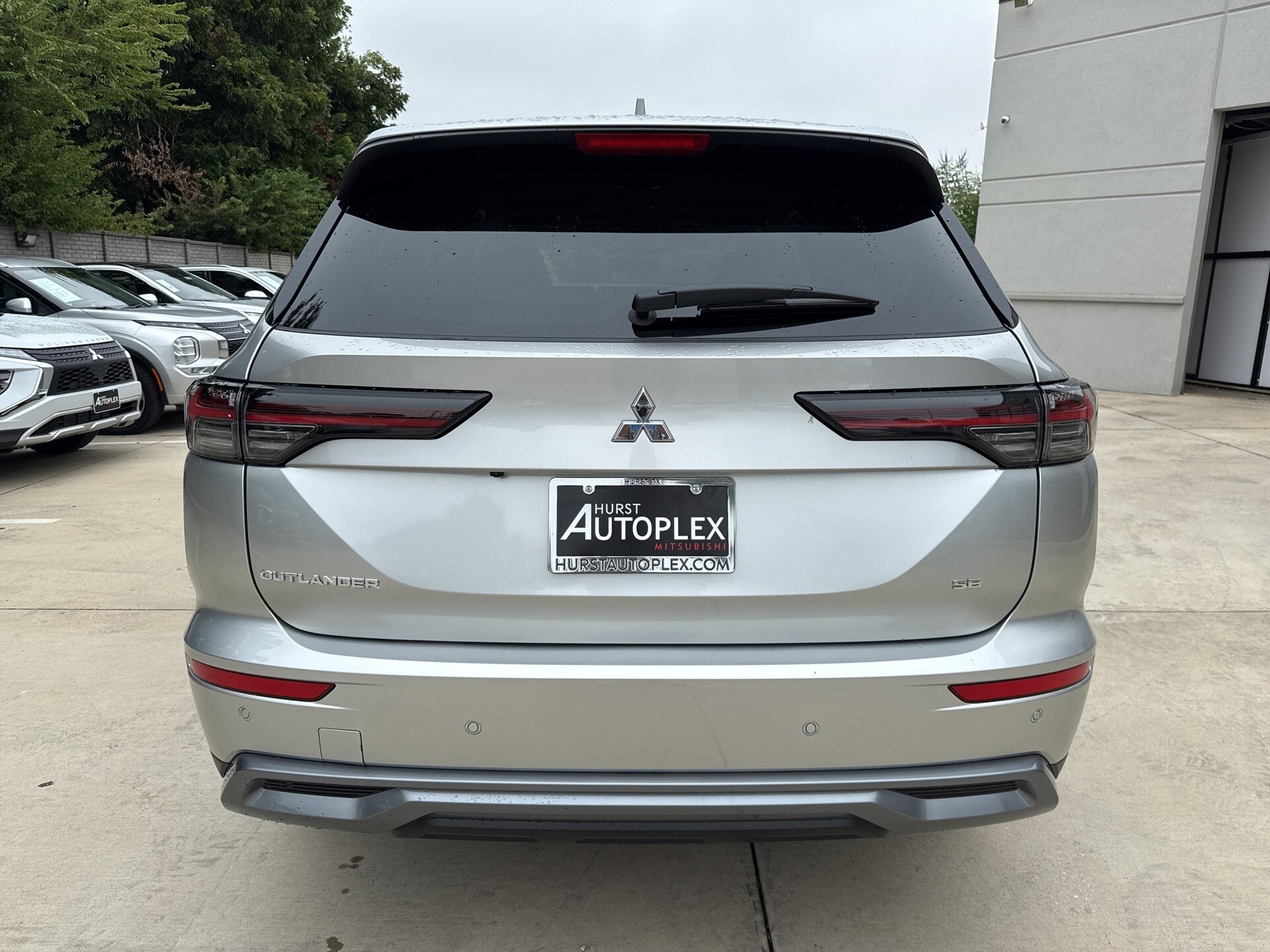 2025 Mitsubishi Outlander SE photo 2