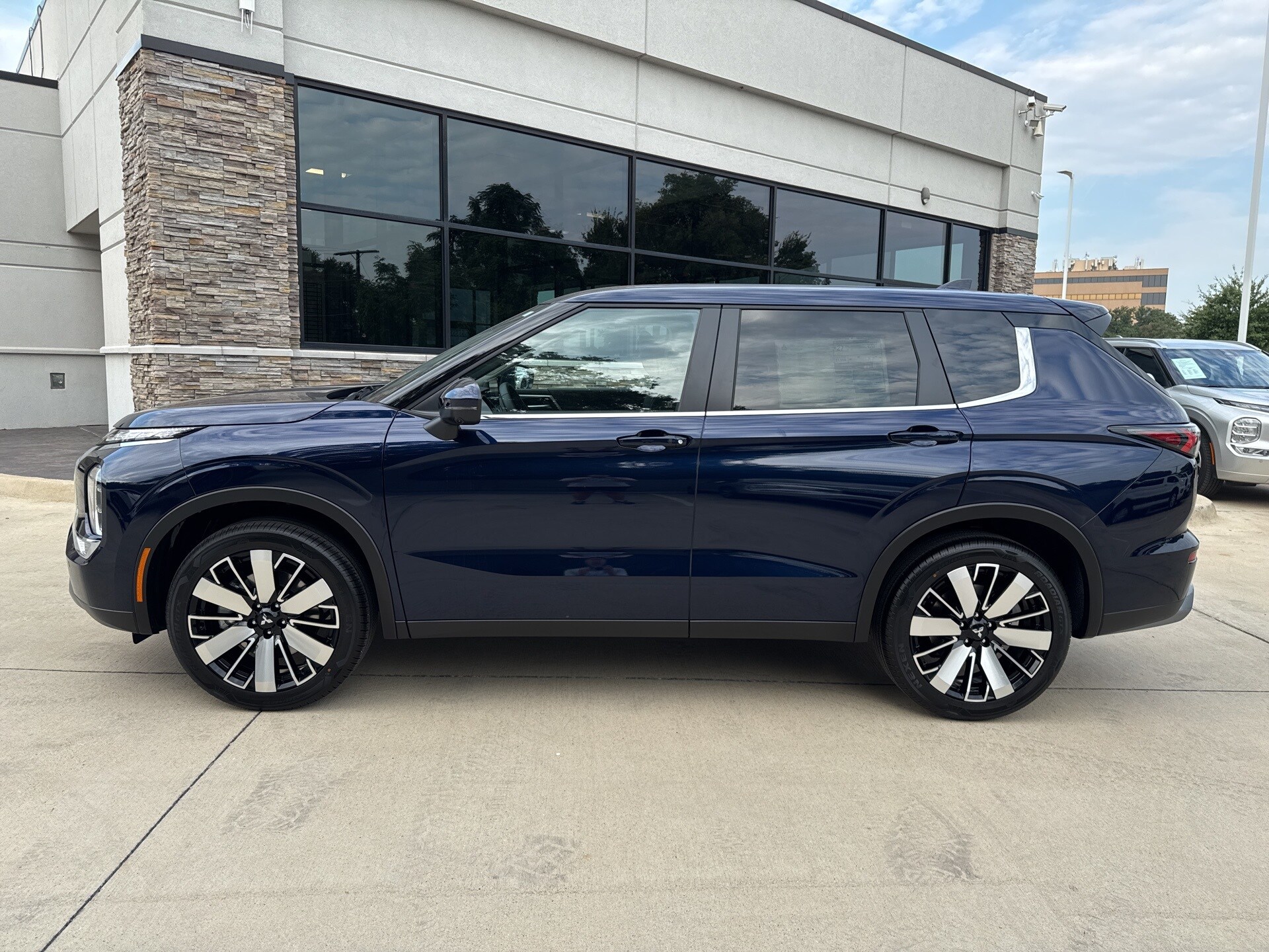 2025 Mitsubishi Outlander SE photo 4