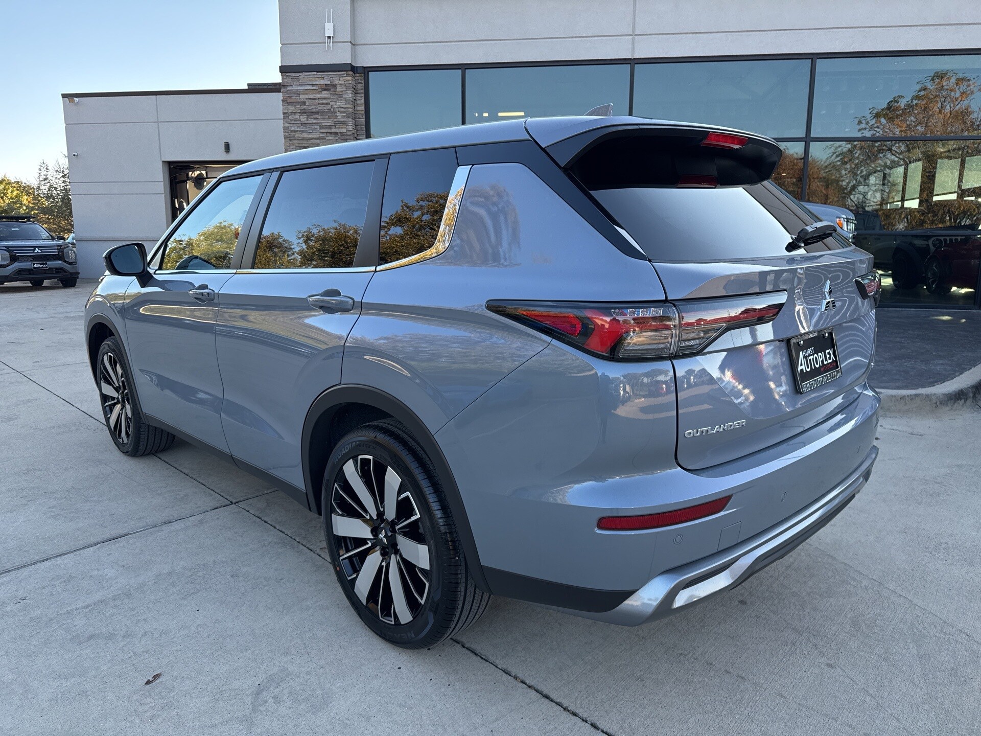 2025 Mitsubishi Outlander SE photo 3