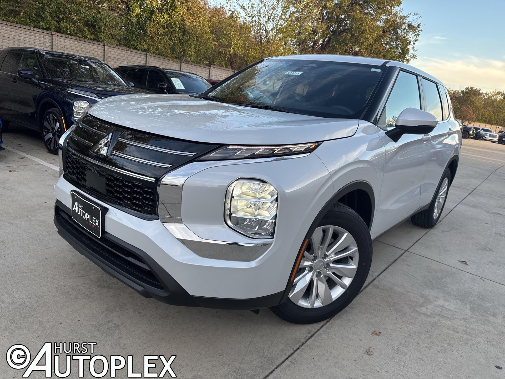 2025 Mitsubishi Outlander ES's photo