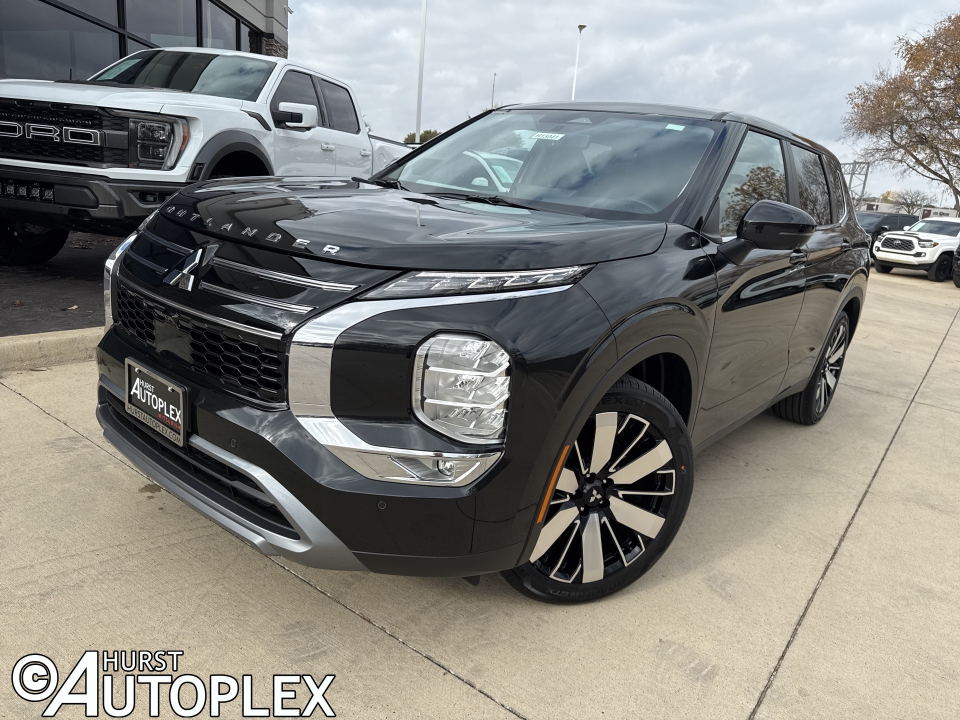 2026 Mitsubishi Outlander SE's photo