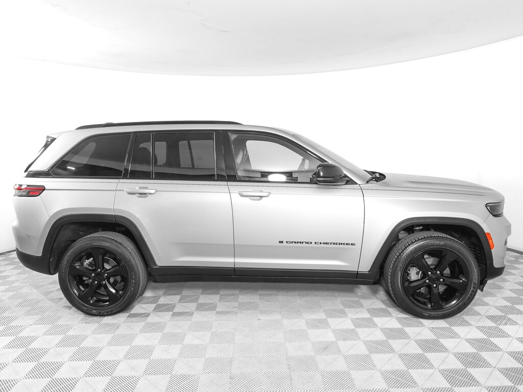 Used 2023 Jeep Grand Cherokee Laredo SUV