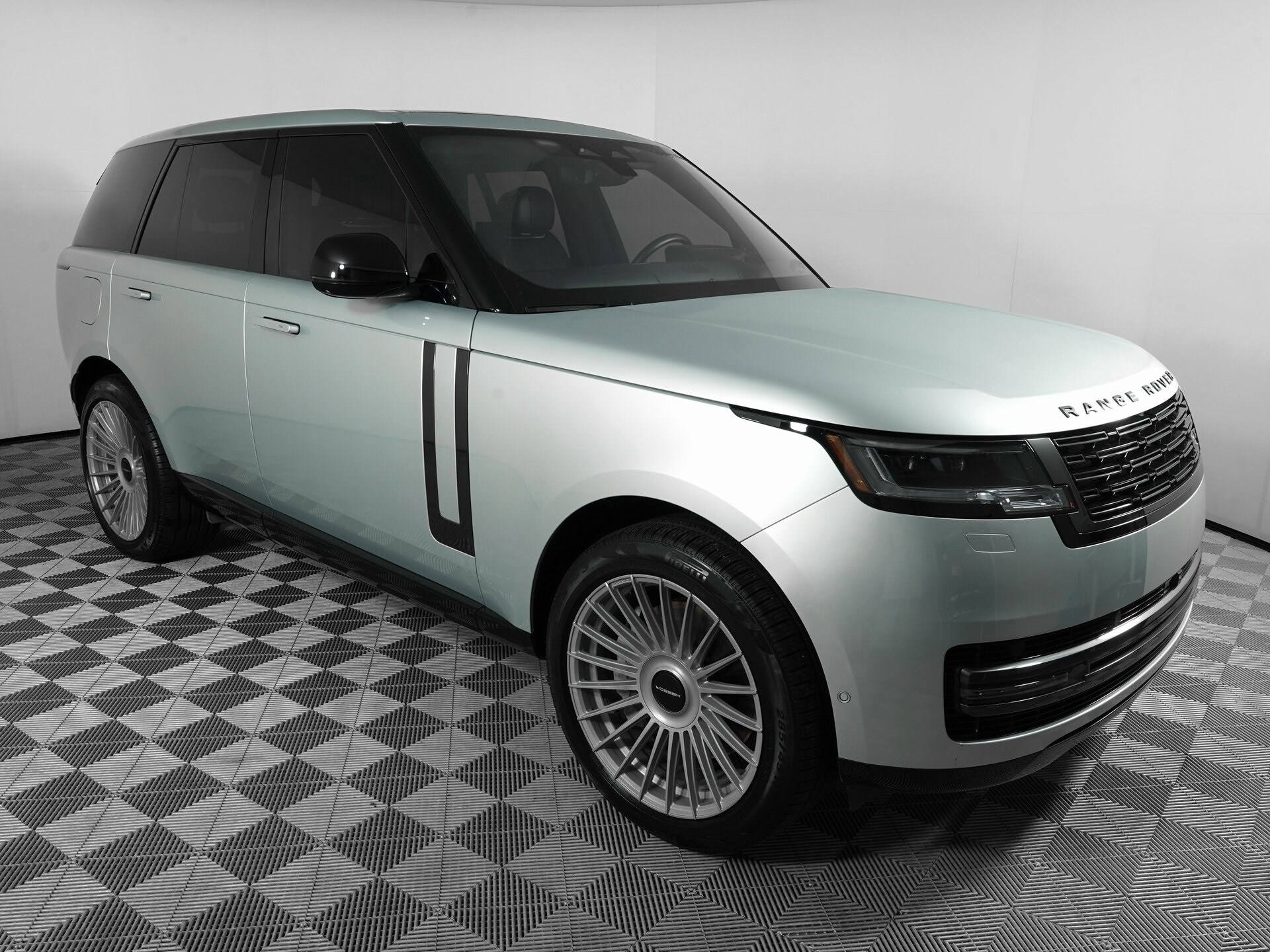 2023 Land Rover Range Rover SE photo 3