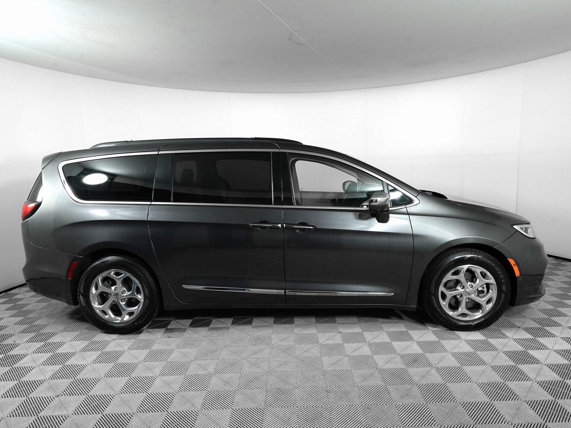 2022 Chrysler Pacifica Limited photo 3