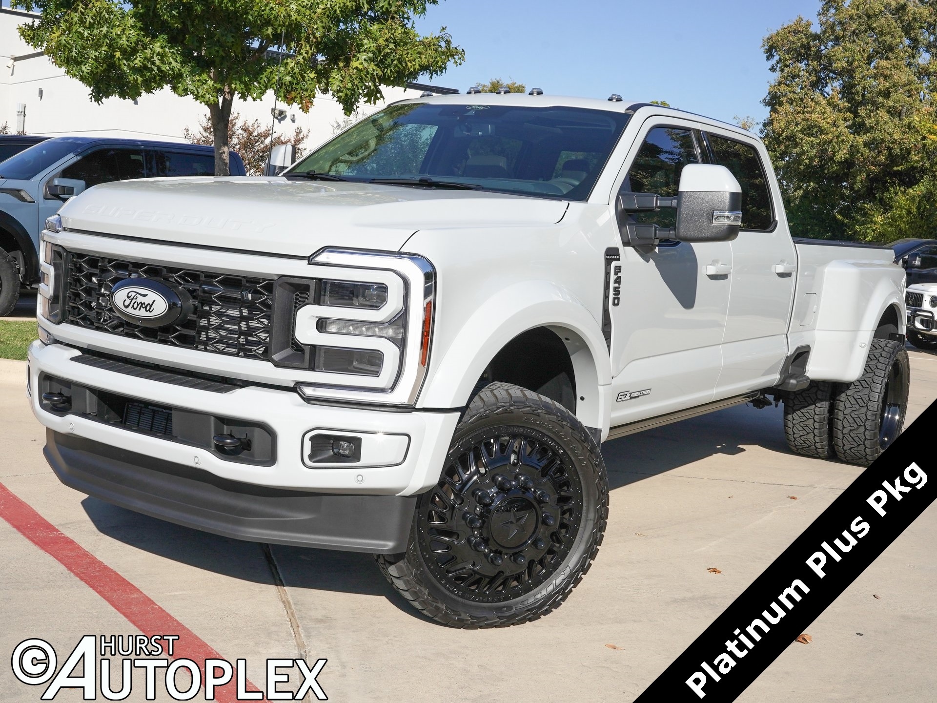 2025 Ford F-450 Super Duty Platinum's photo