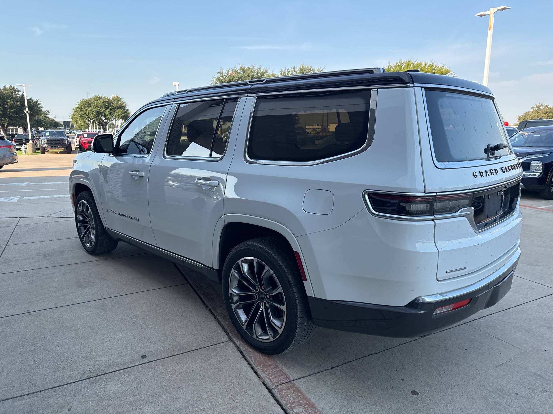 2022 Jeep Grand Wagoneer III photo 2