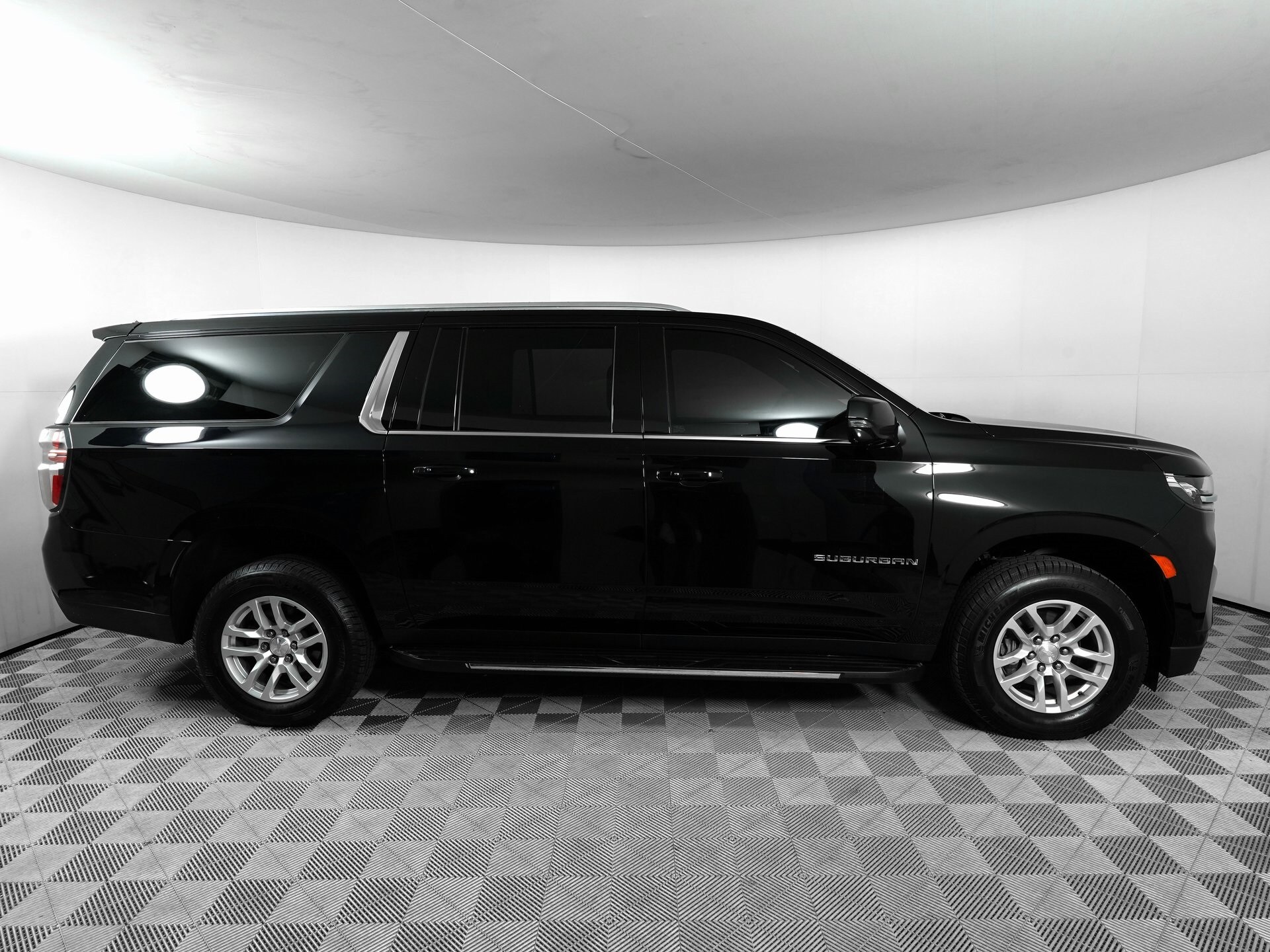 2022 Chevrolet Suburban LT photo 4