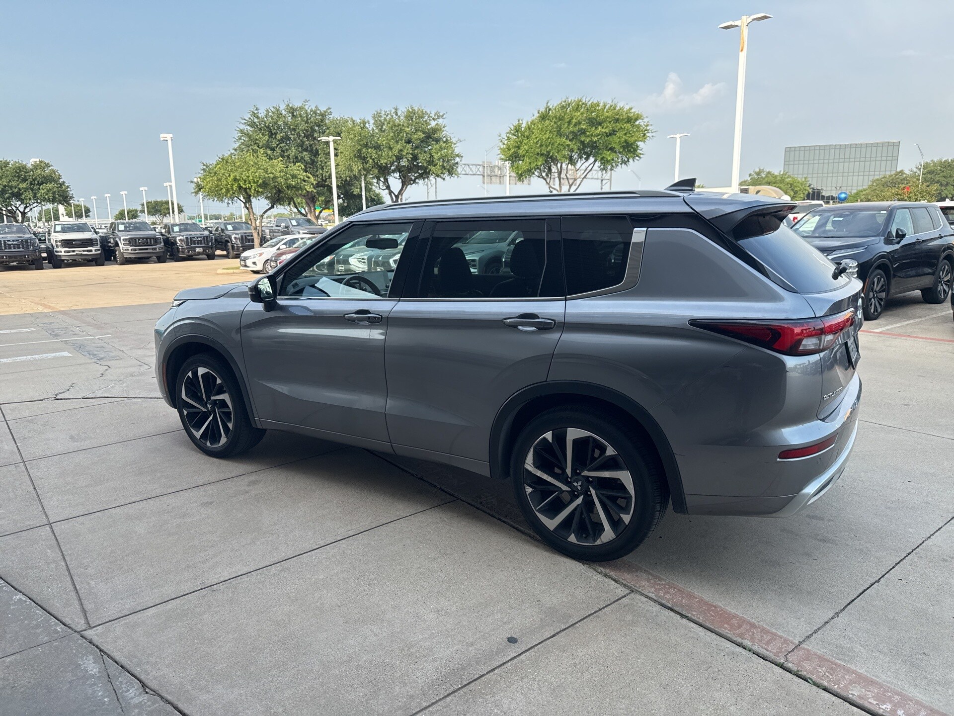 2022 Mitsubishi Outlander SEL photo 3