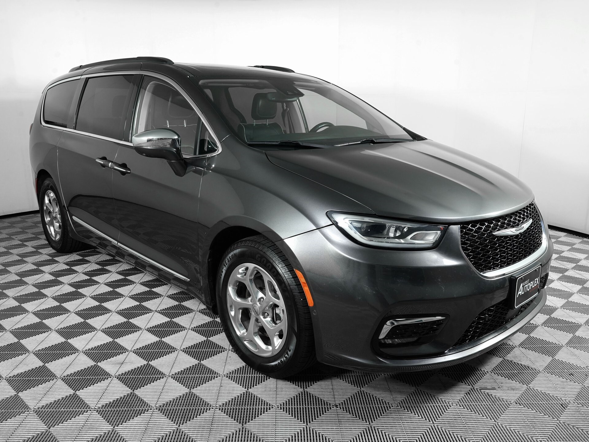 2022 Chrysler Pacifica Limited photo 2