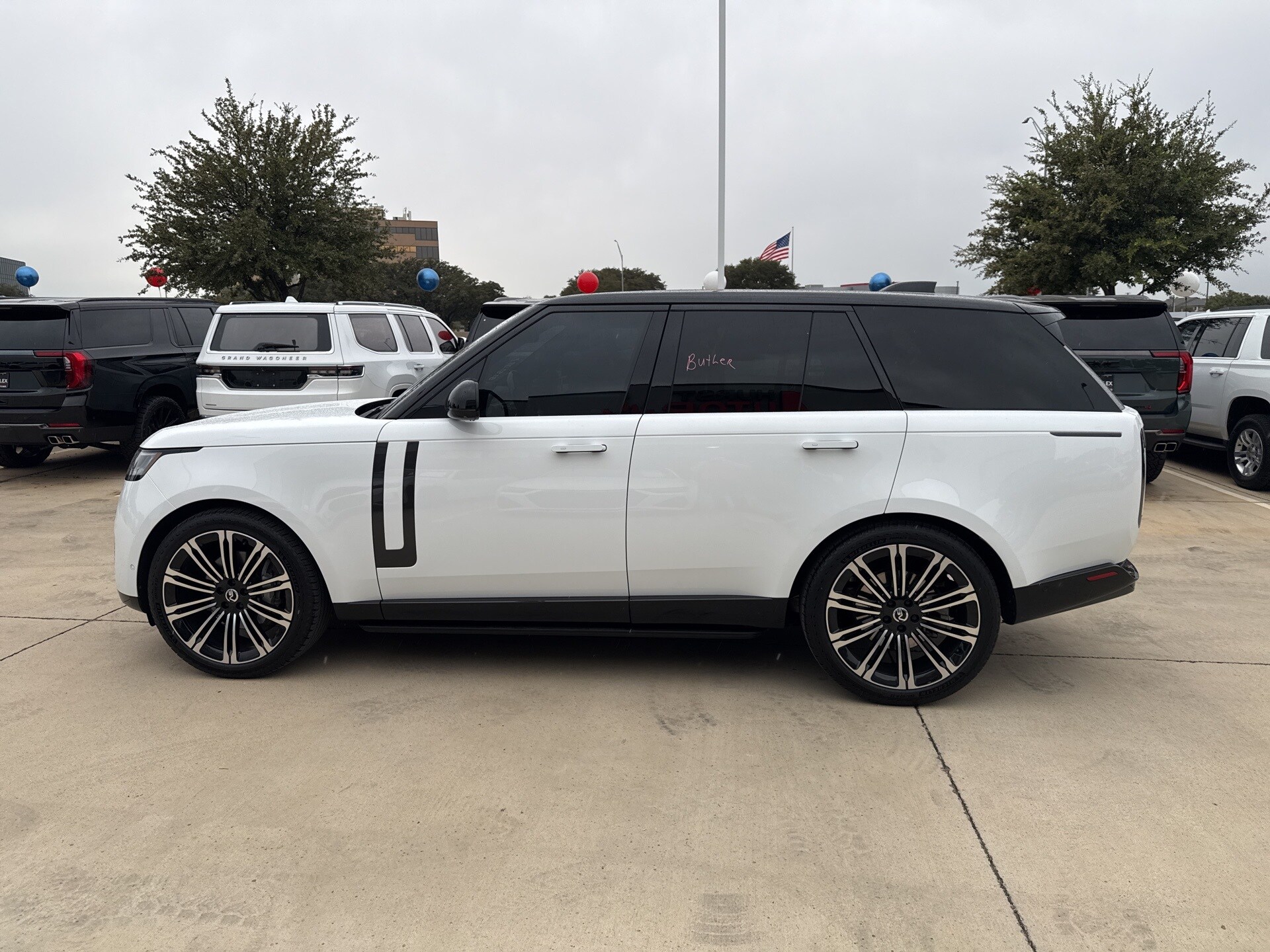 2023 Land Rover Range Rover SE photo 3