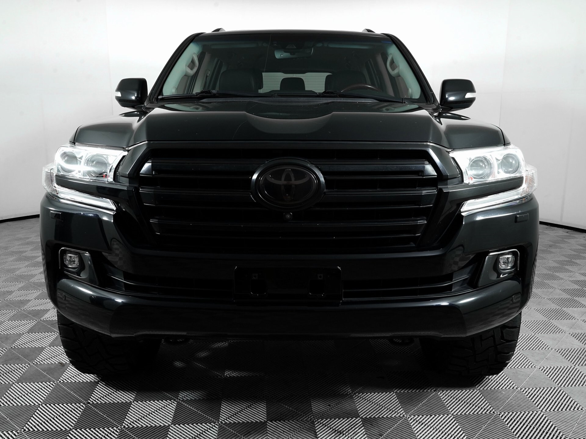 2017 Toyota Land Cruiser Base photo 2