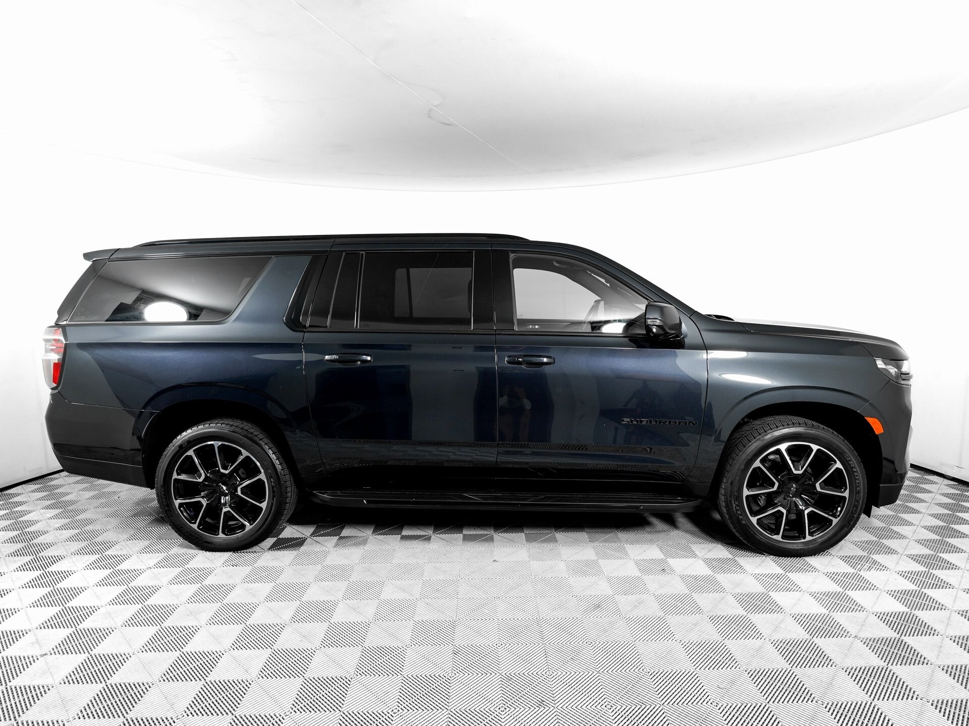 2022 Chevrolet Suburban RST photo 3