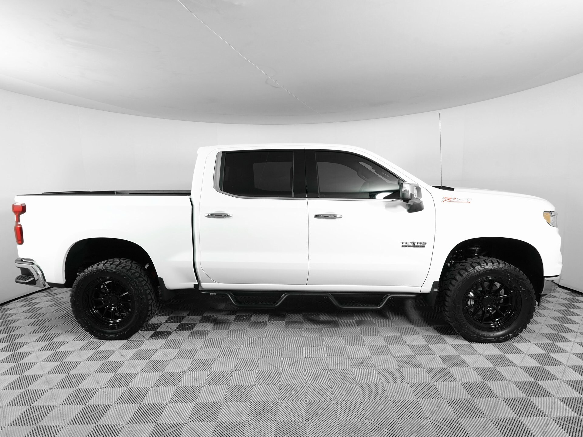 2025 Chevrolet Silverado 1500 LTZ photo 4