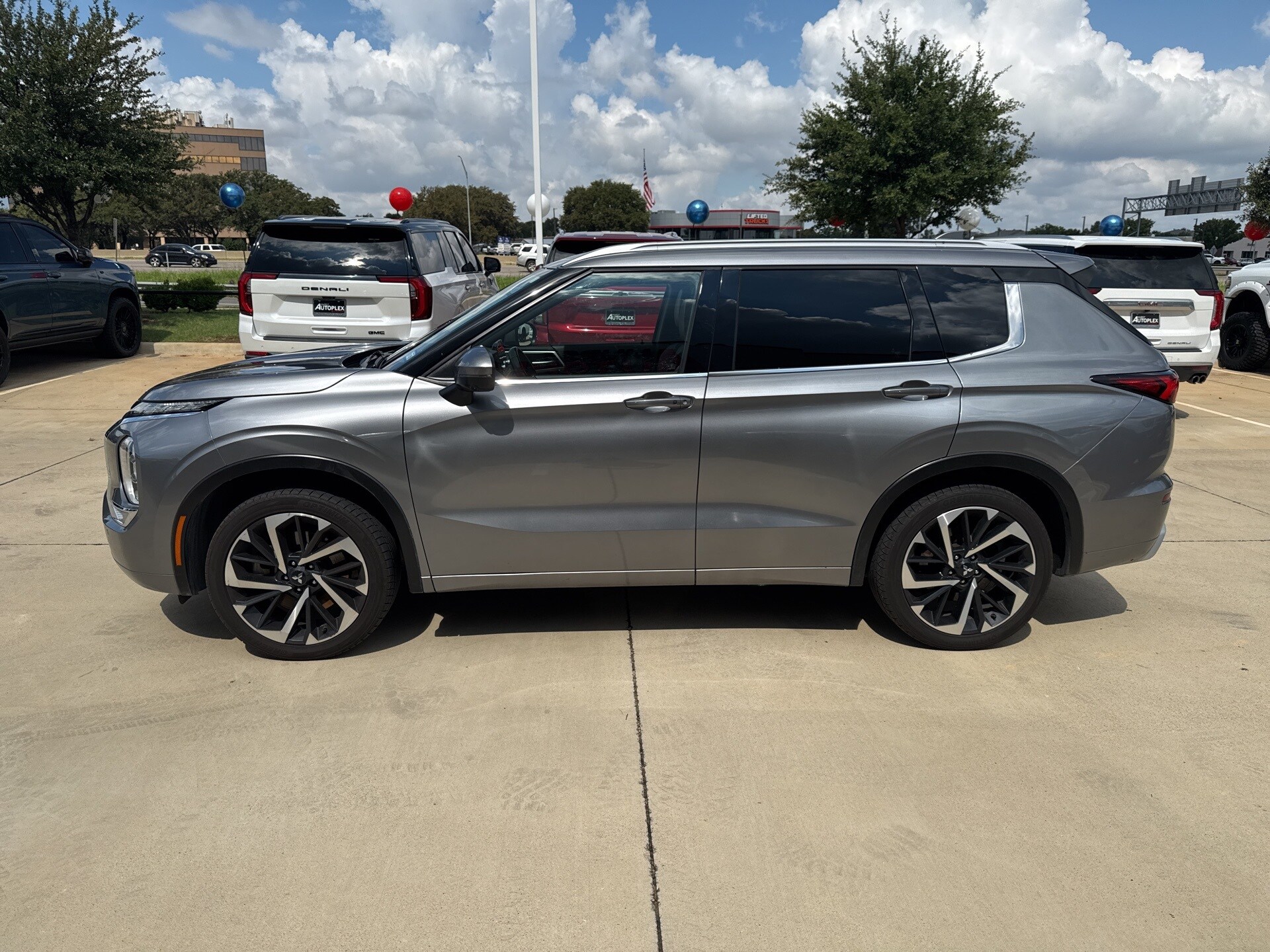 2022 Mitsubishi Outlander SEL photo 3