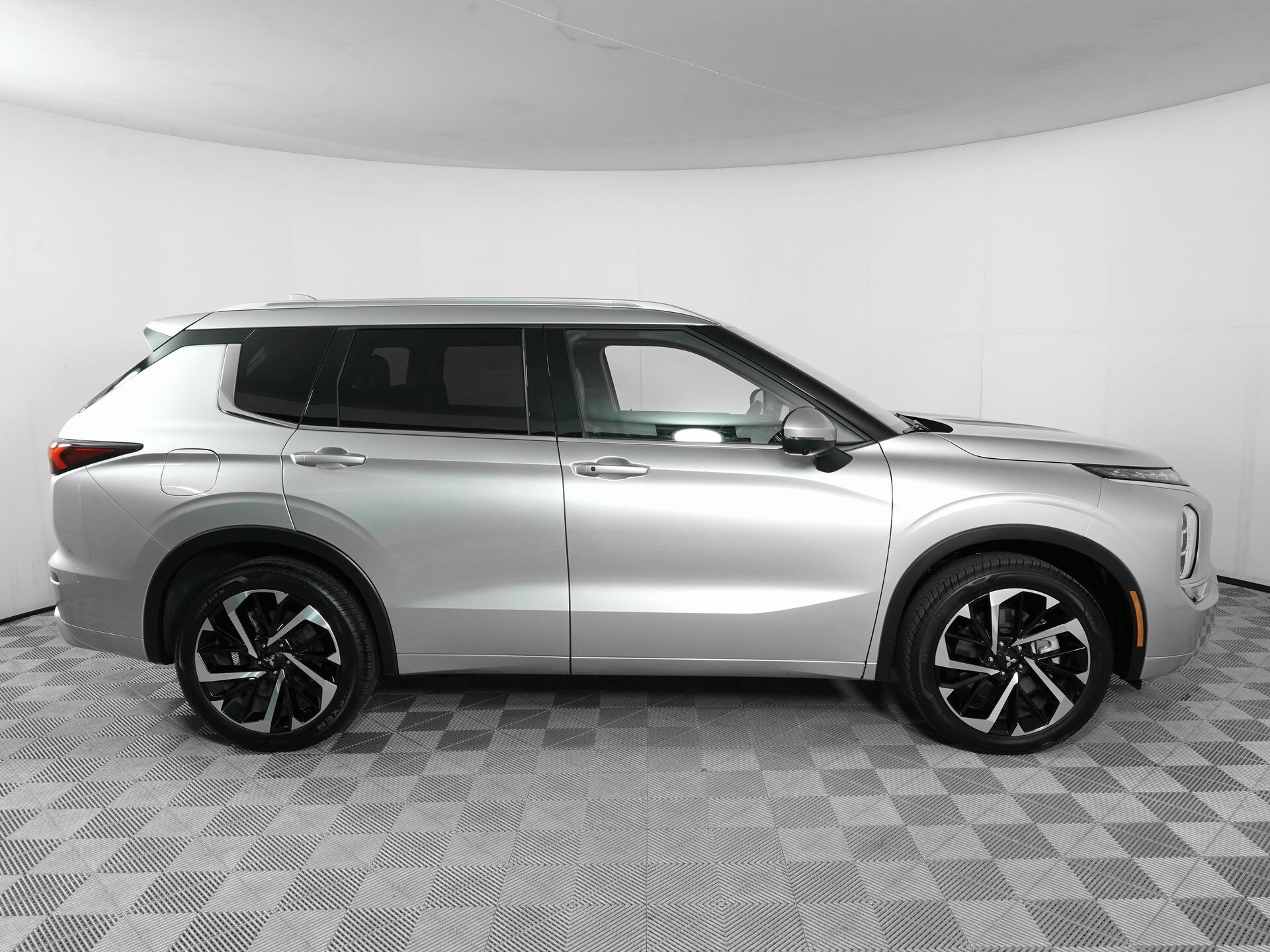 2024 Mitsubishi Outlander SEL photo 2
