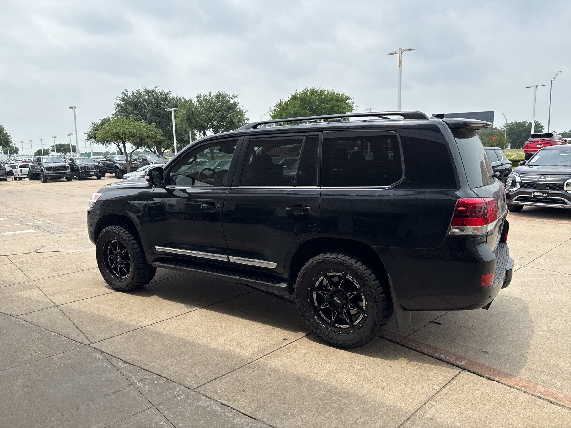 2017 Toyota Land Cruiser Base photo 3