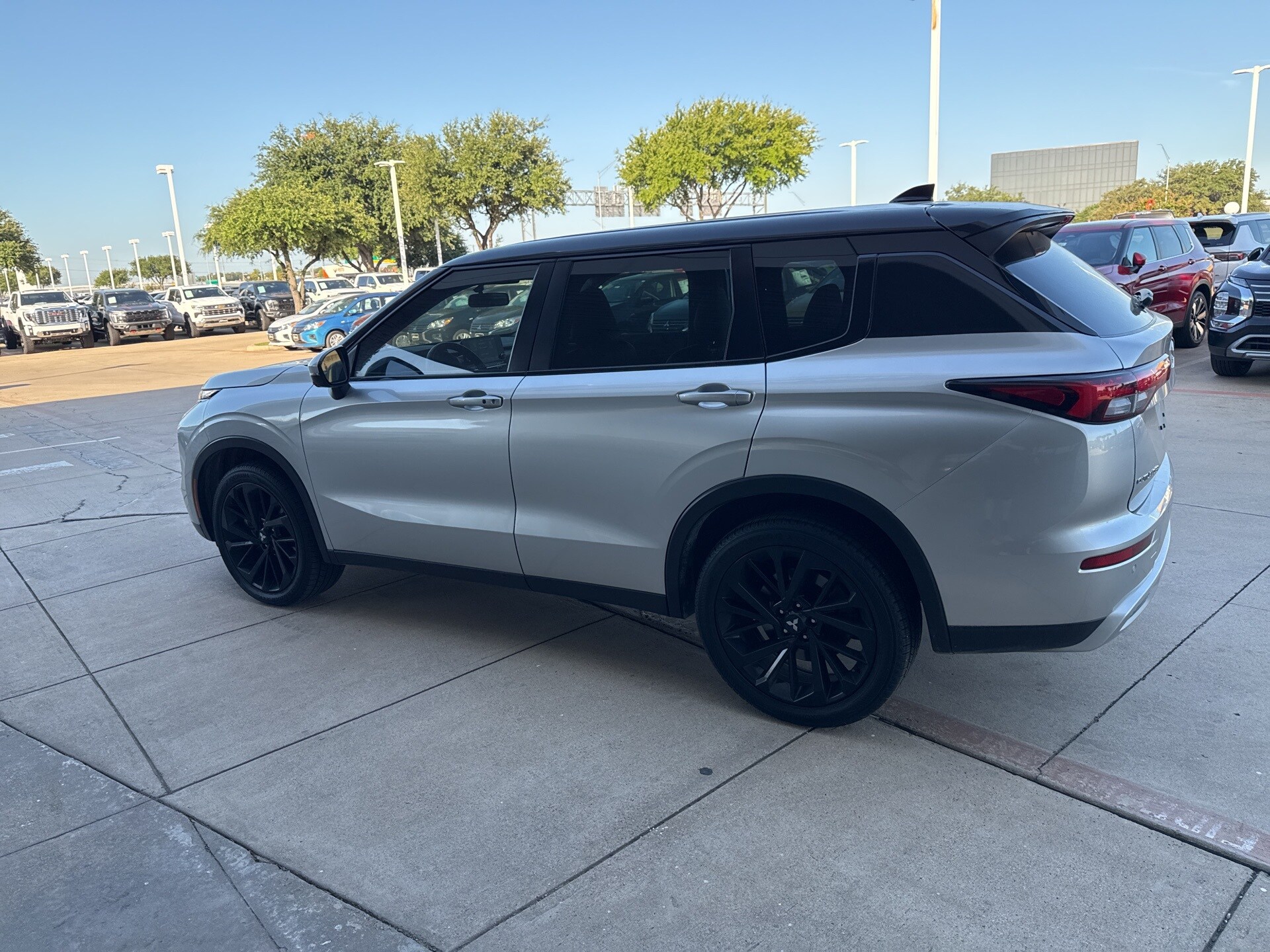 2023 Mitsubishi Outlander SE photo 3