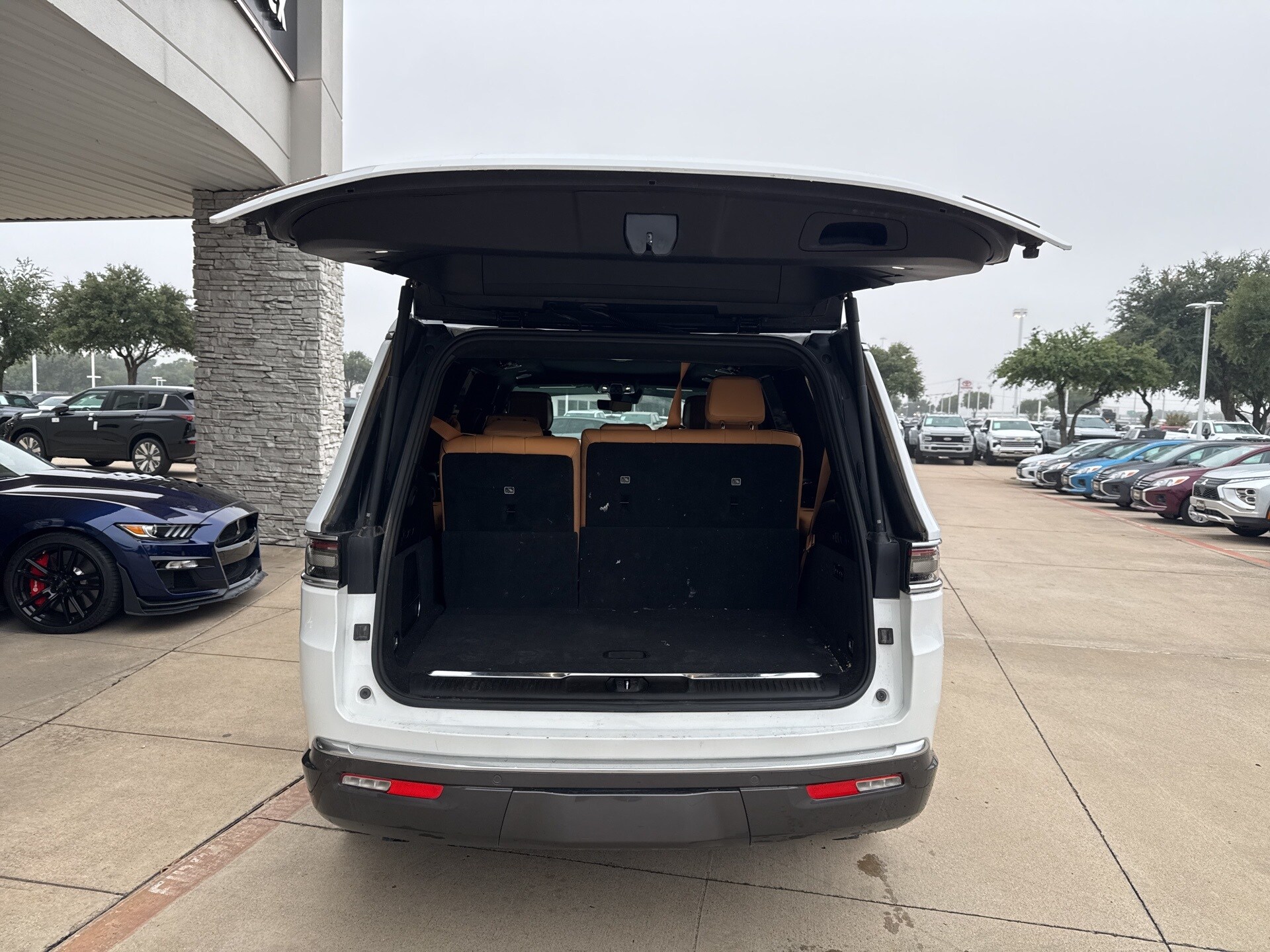 2022 Jeep Grand Wagoneer III photo 4