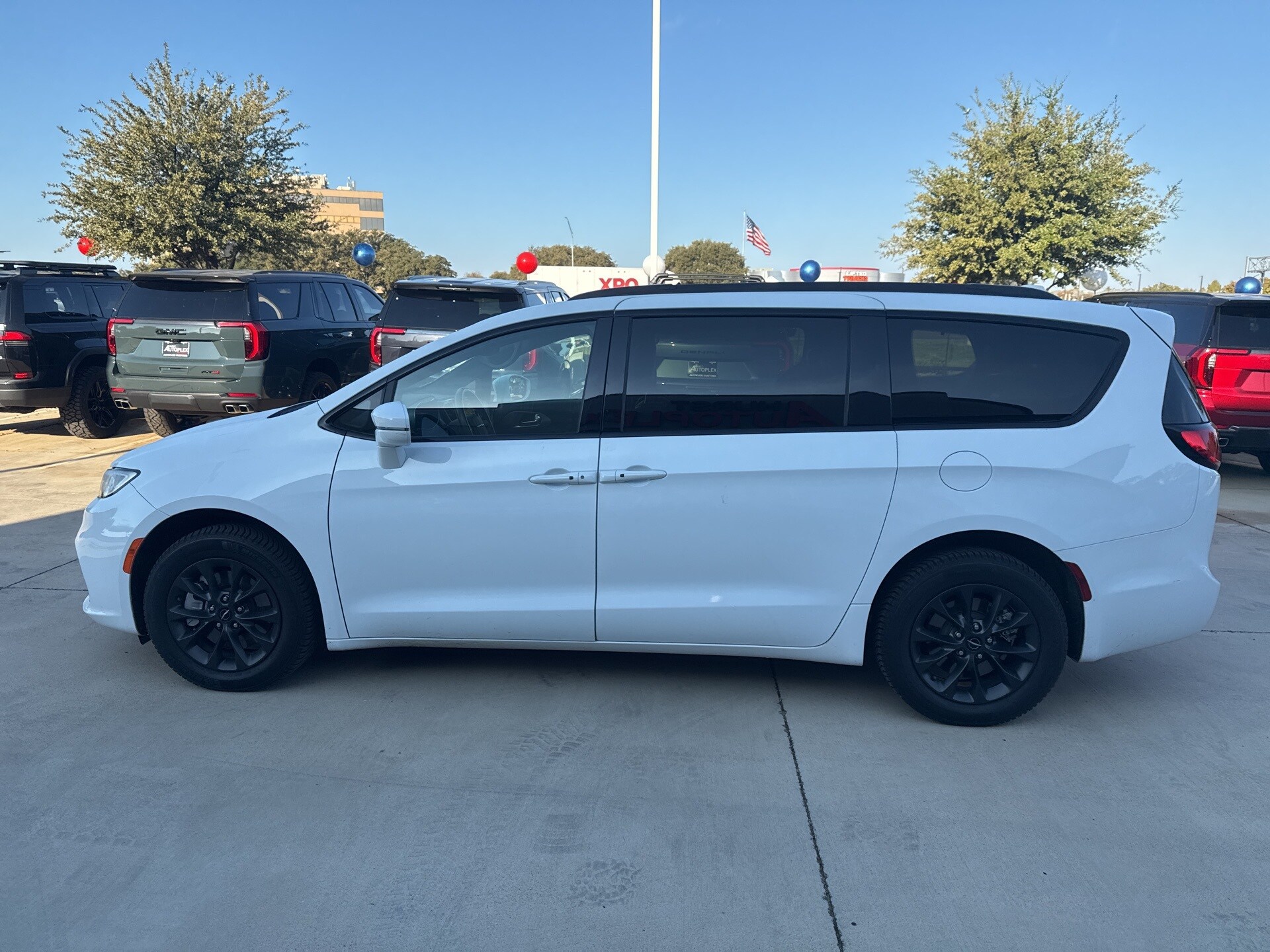2021 Chrysler Pacifica Limited photo 3