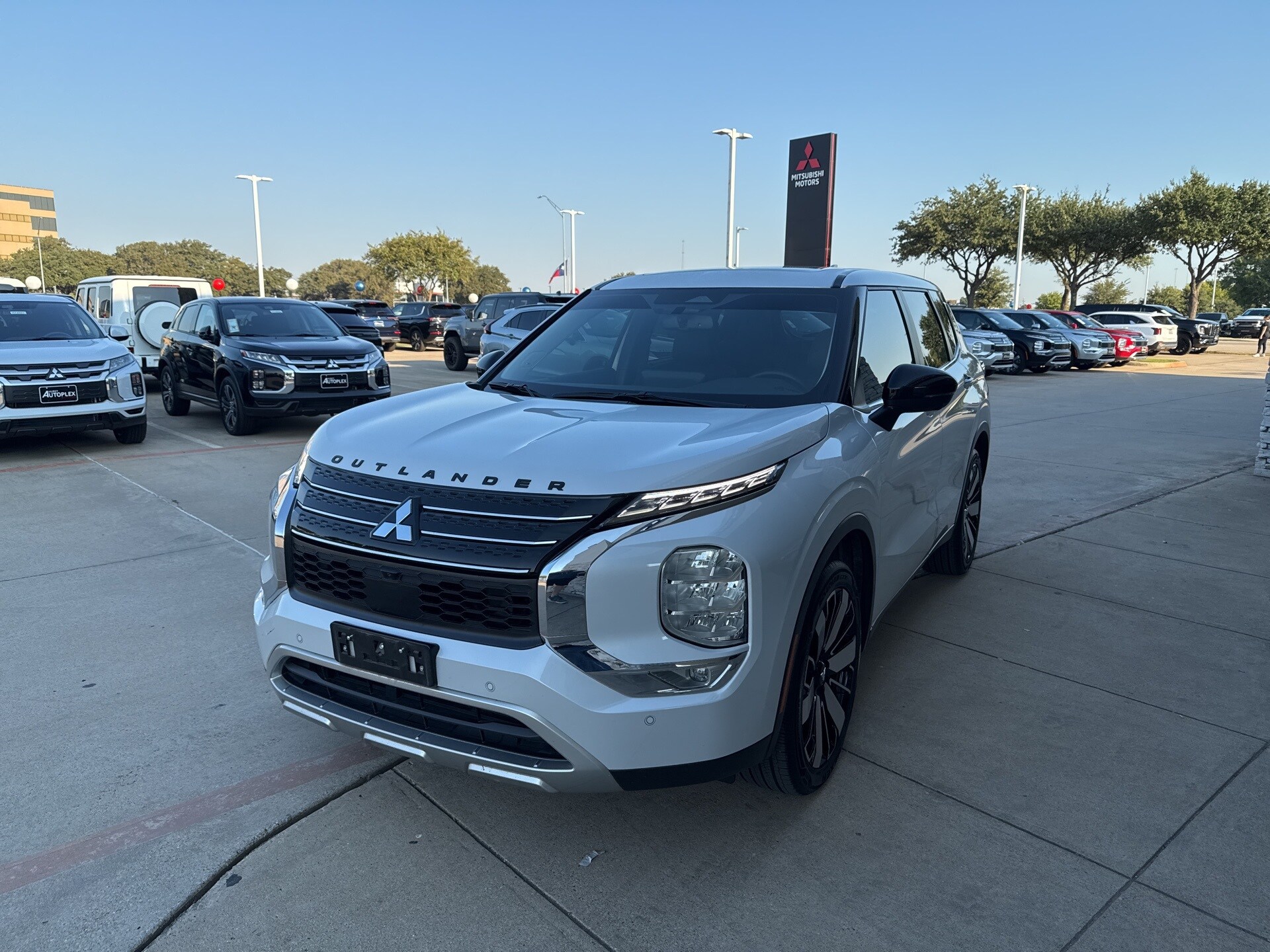 2024 Mitsubishi Outlander SE Black Edition photo 2