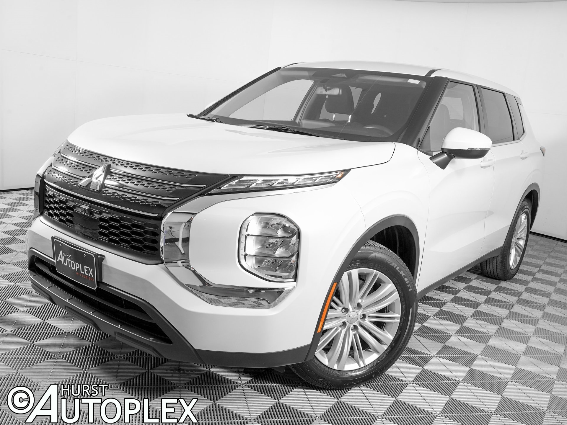2023 Mitsubishi Outlander ES's photo