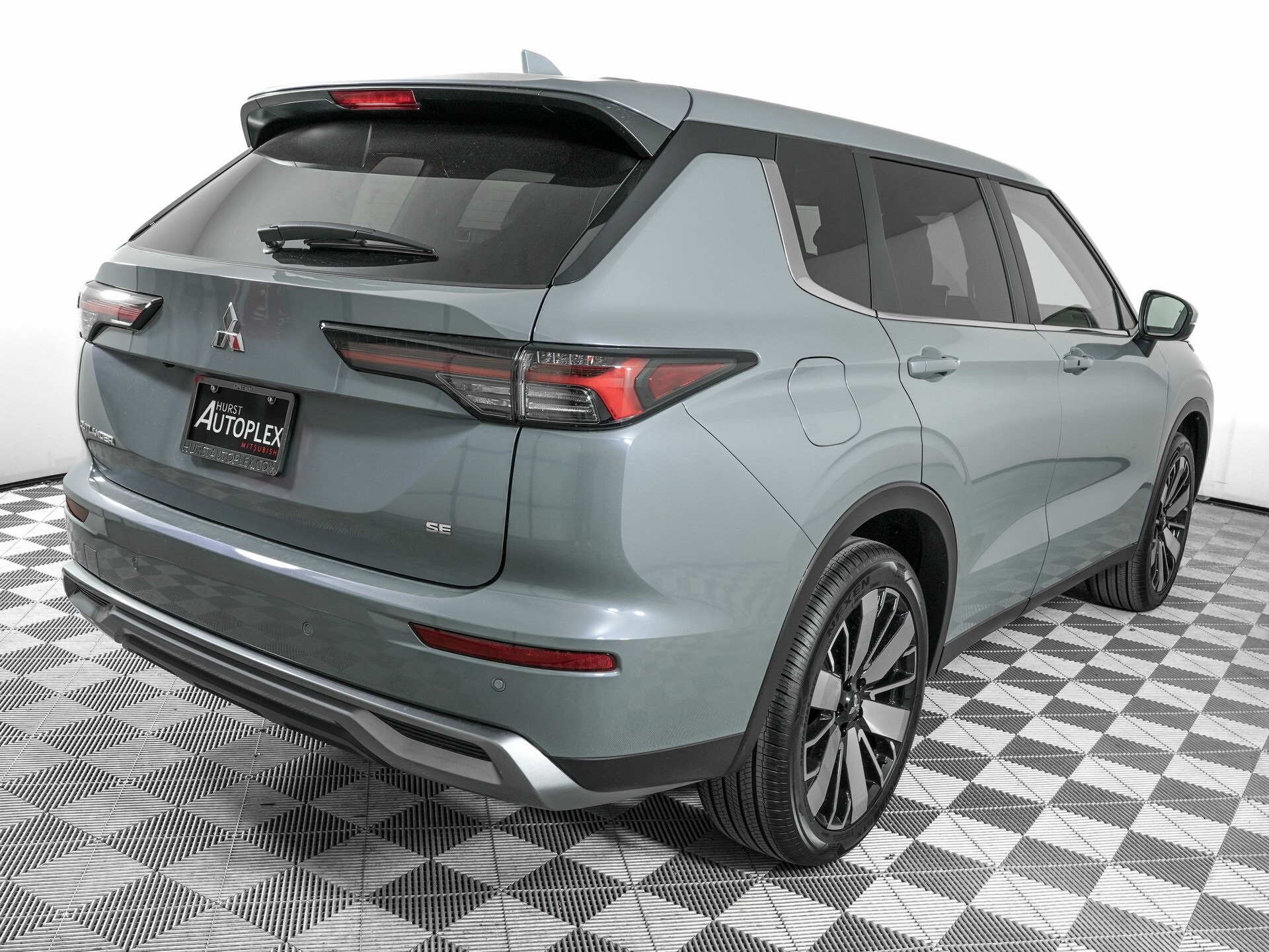 2025 Mitsubishi Outlander SE photo 2