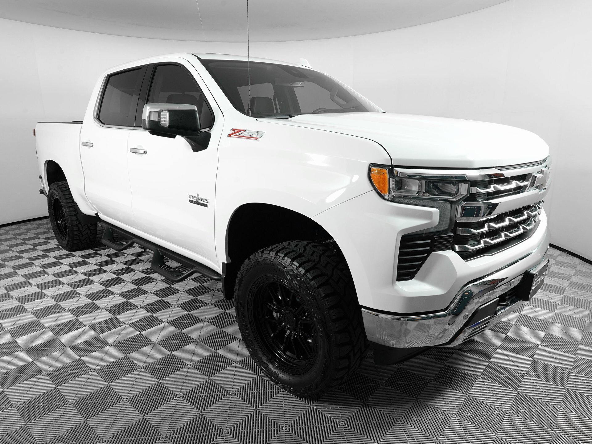 2025 Chevrolet Silverado 1500 LTZ photo 3