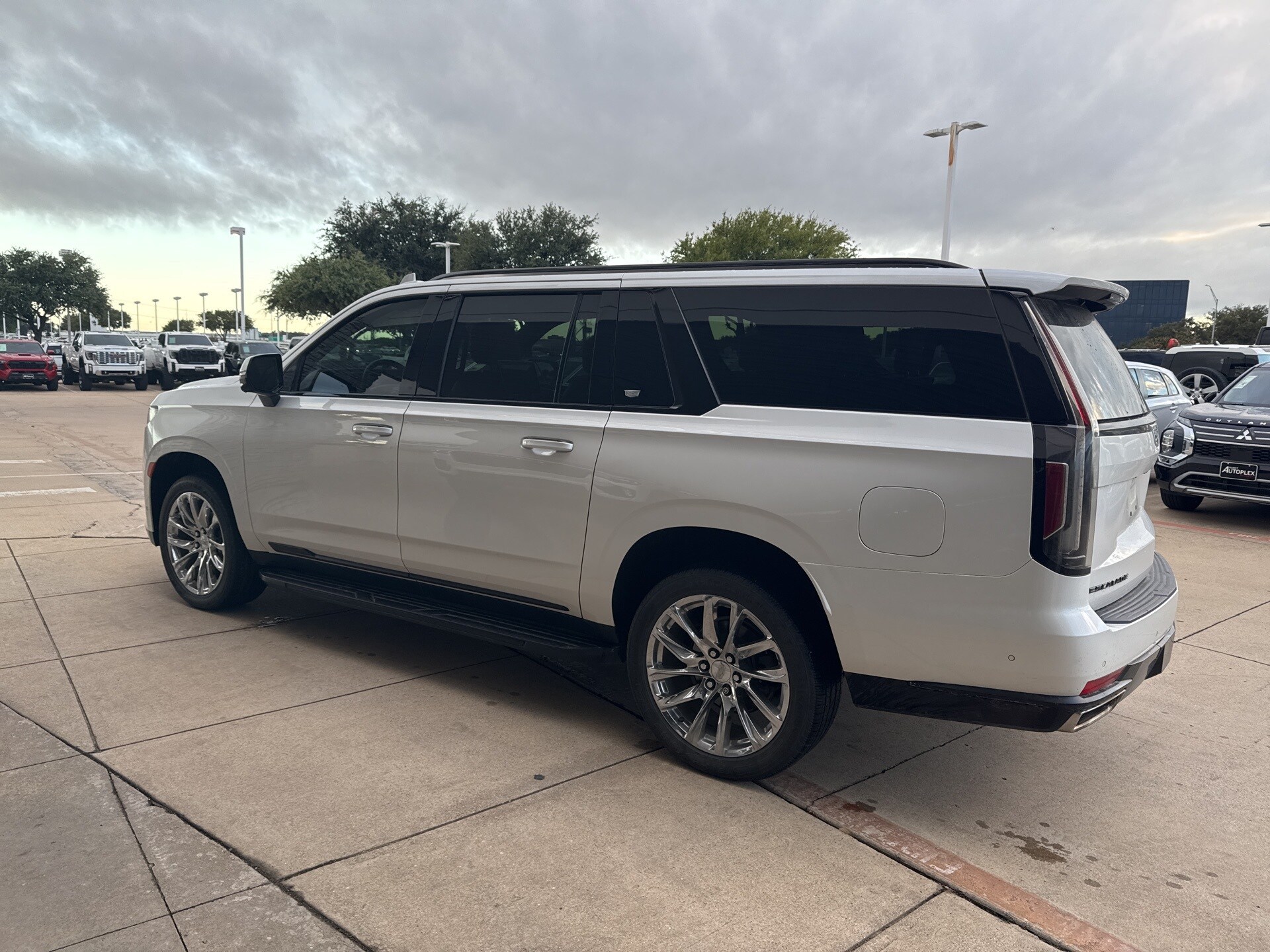 2022 Cadillac Escalade ESV Premium Luxury photo 2