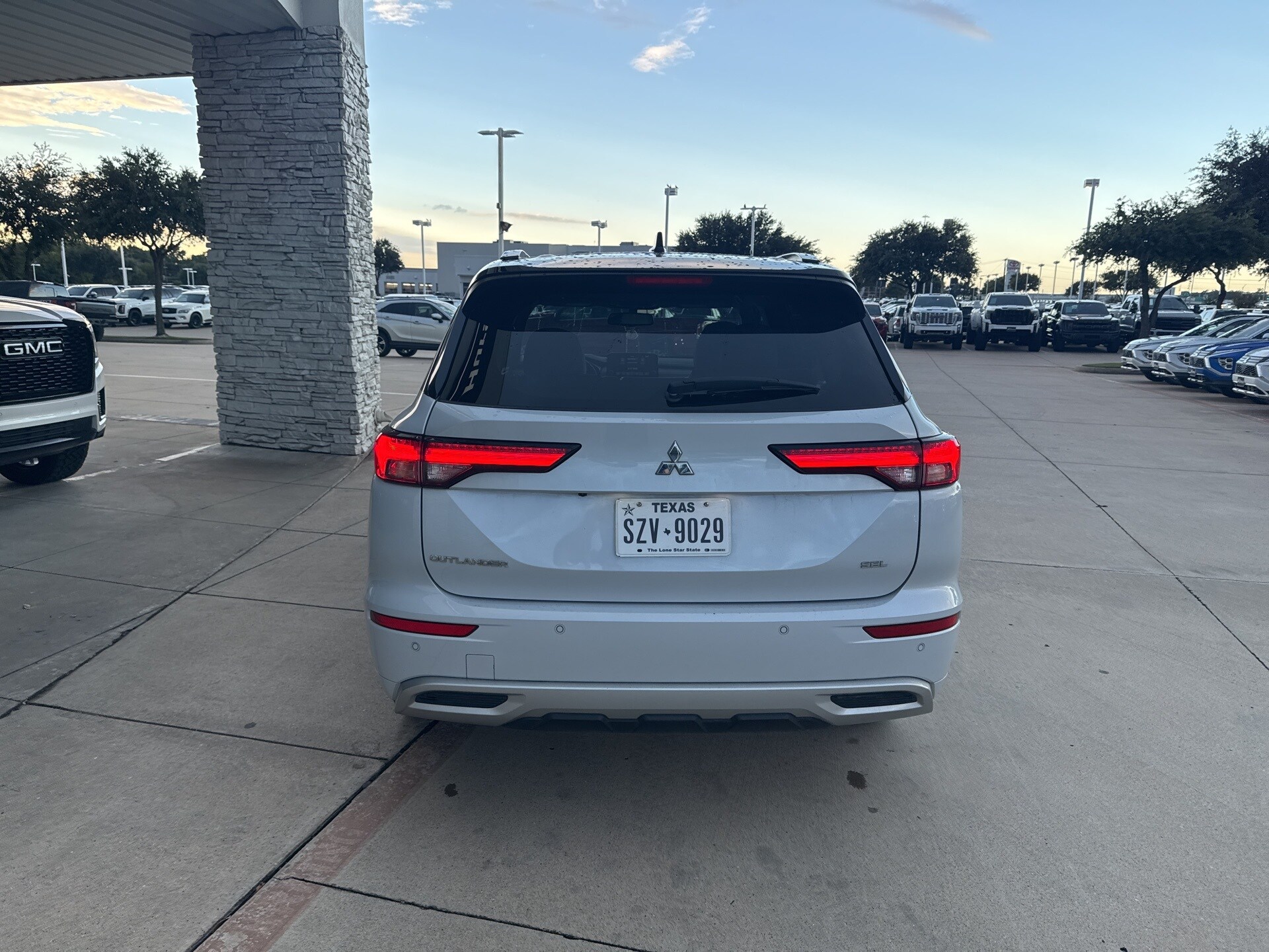 2023 Mitsubishi Outlander SEL photo 3