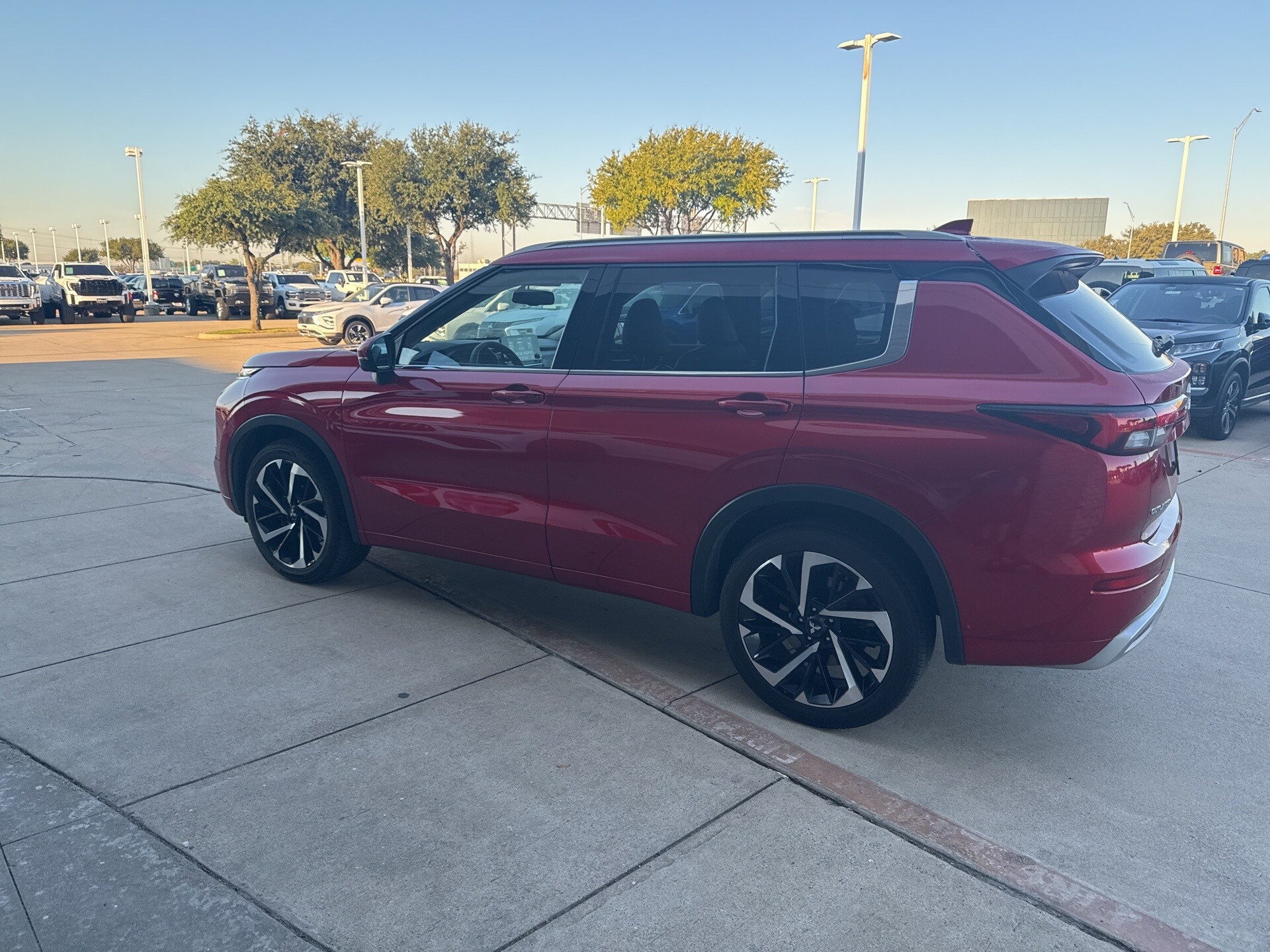 2024 Mitsubishi Outlander SEL photo 3