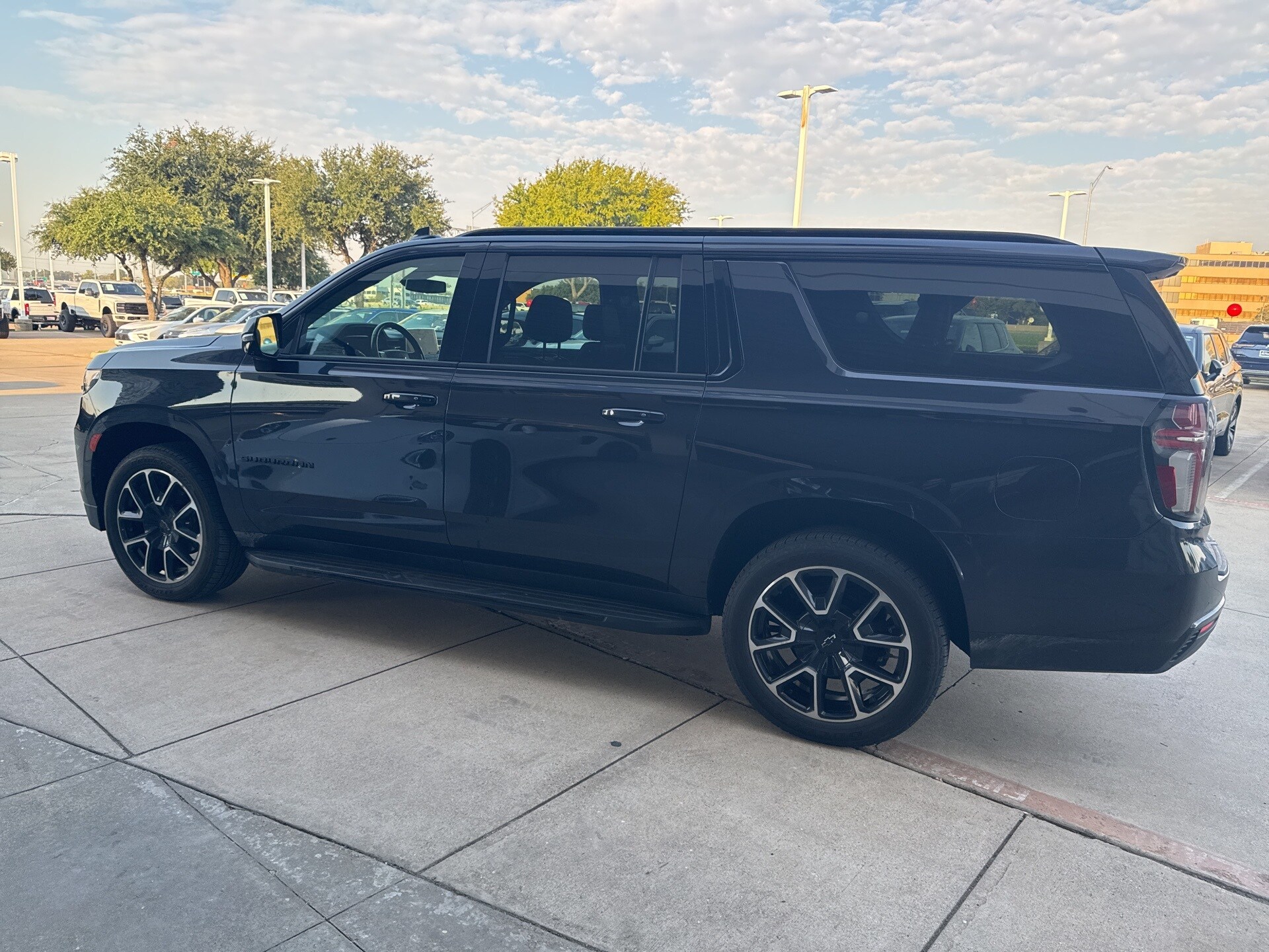 2022 Chevrolet Suburban RST photo 2