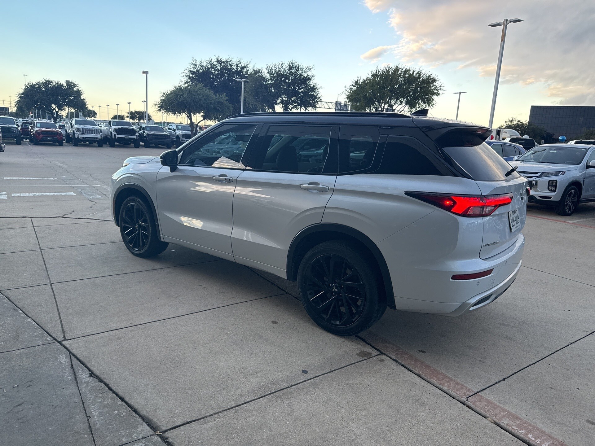 2023 Mitsubishi Outlander SEL photo 2