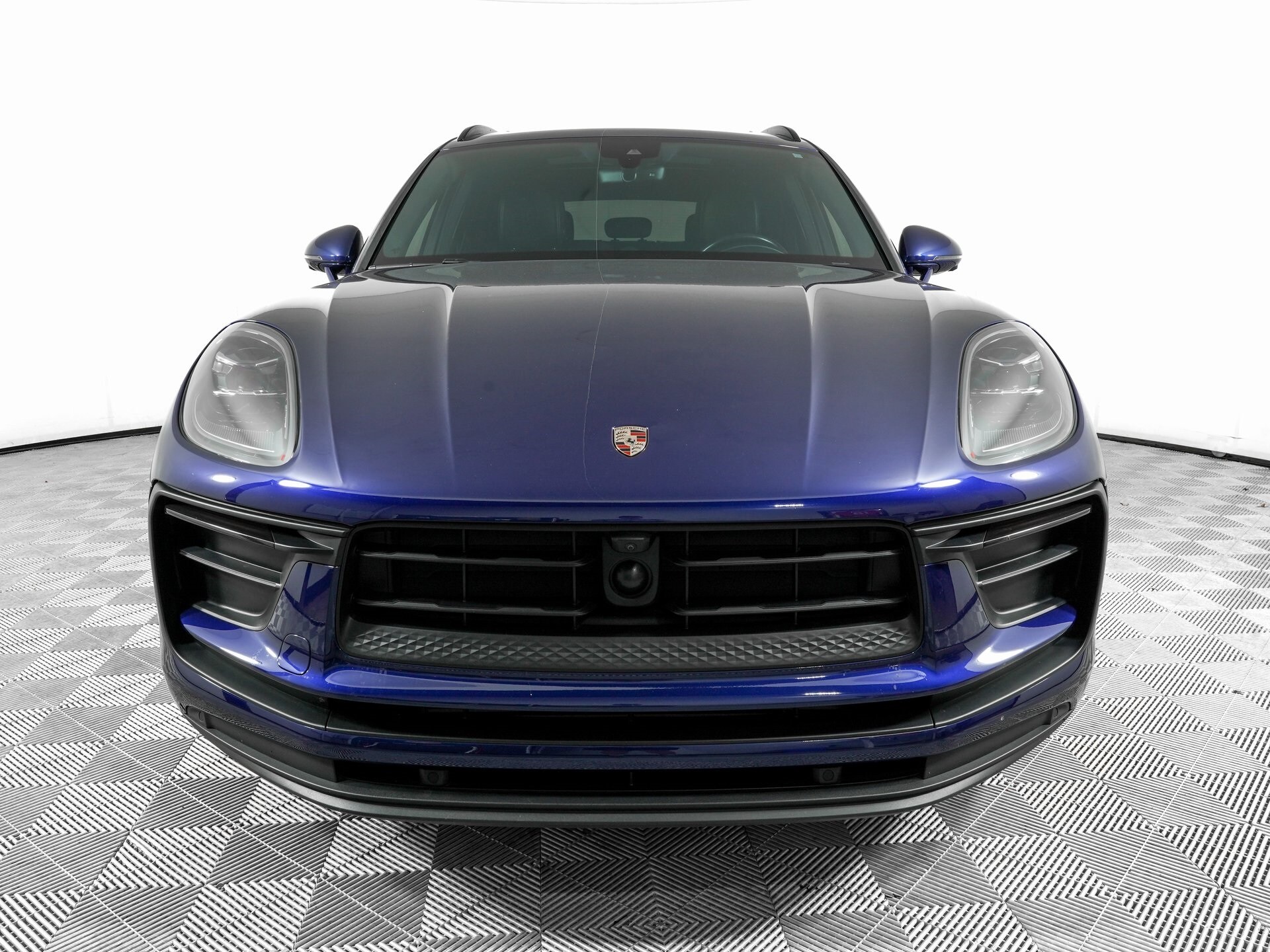 2024 Porsche Macan Base photo 2