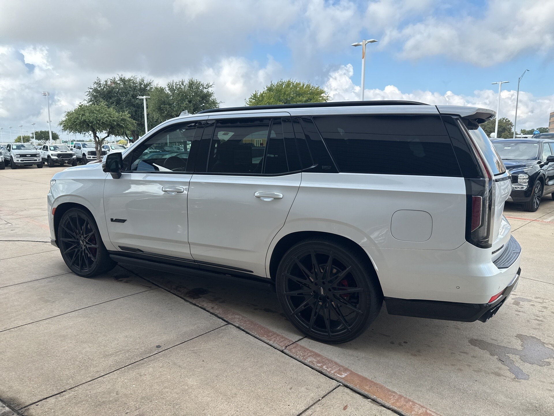 2023 Cadillac Escalade V-Series photo 2