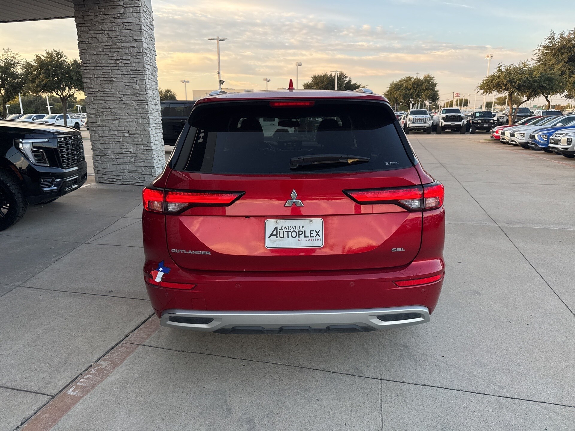 2022 Mitsubishi Outlander SEL photo 3