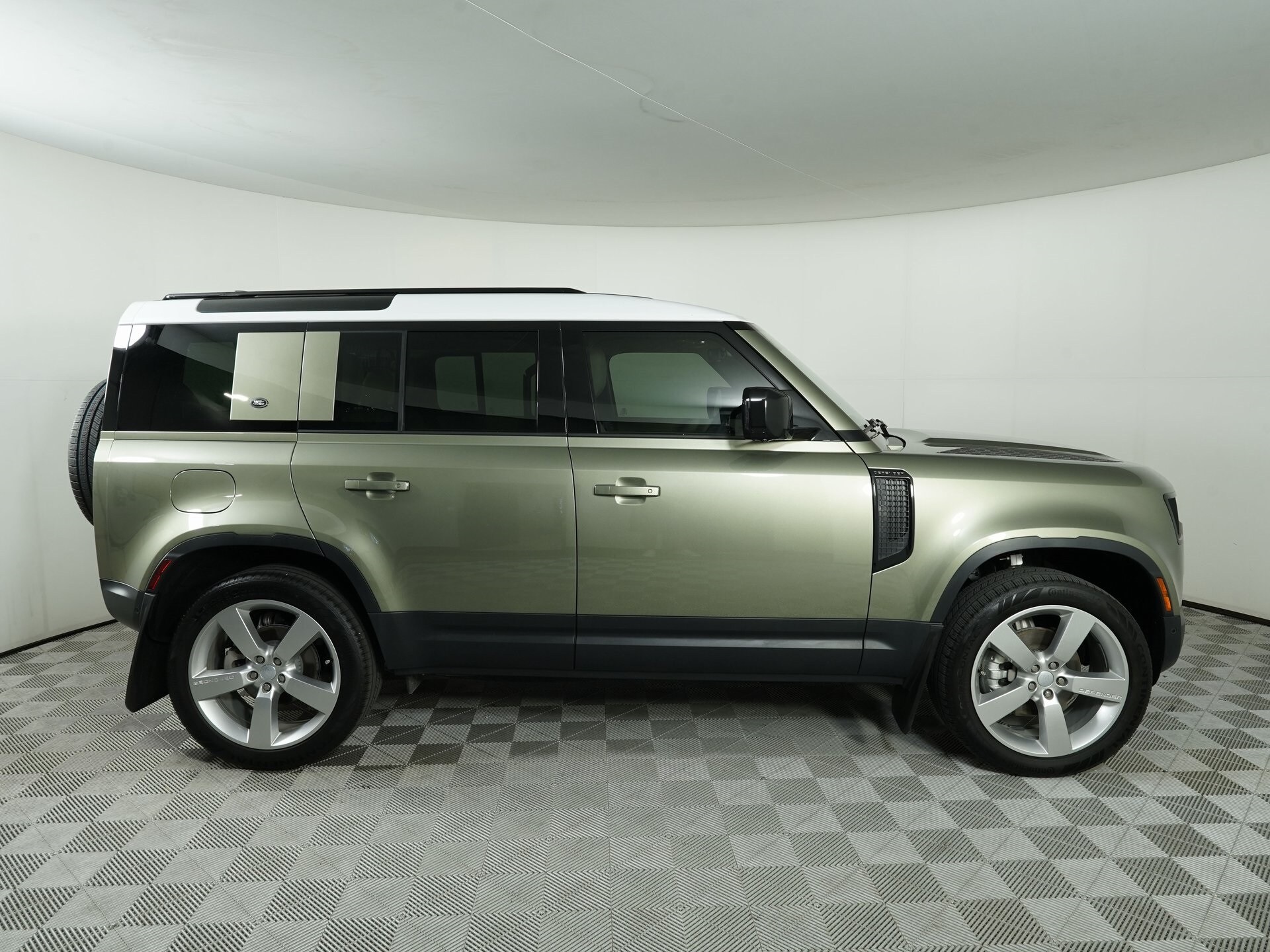 2024 Land Rover Defender 110 S photo 4