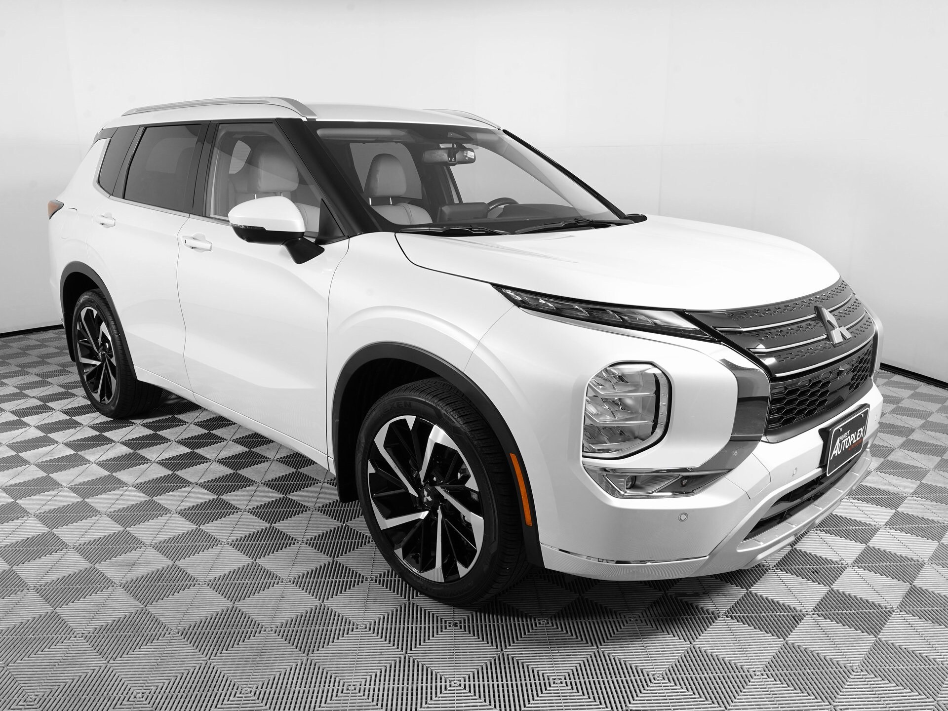 2024 Mitsubishi Outlander SEL photo 3