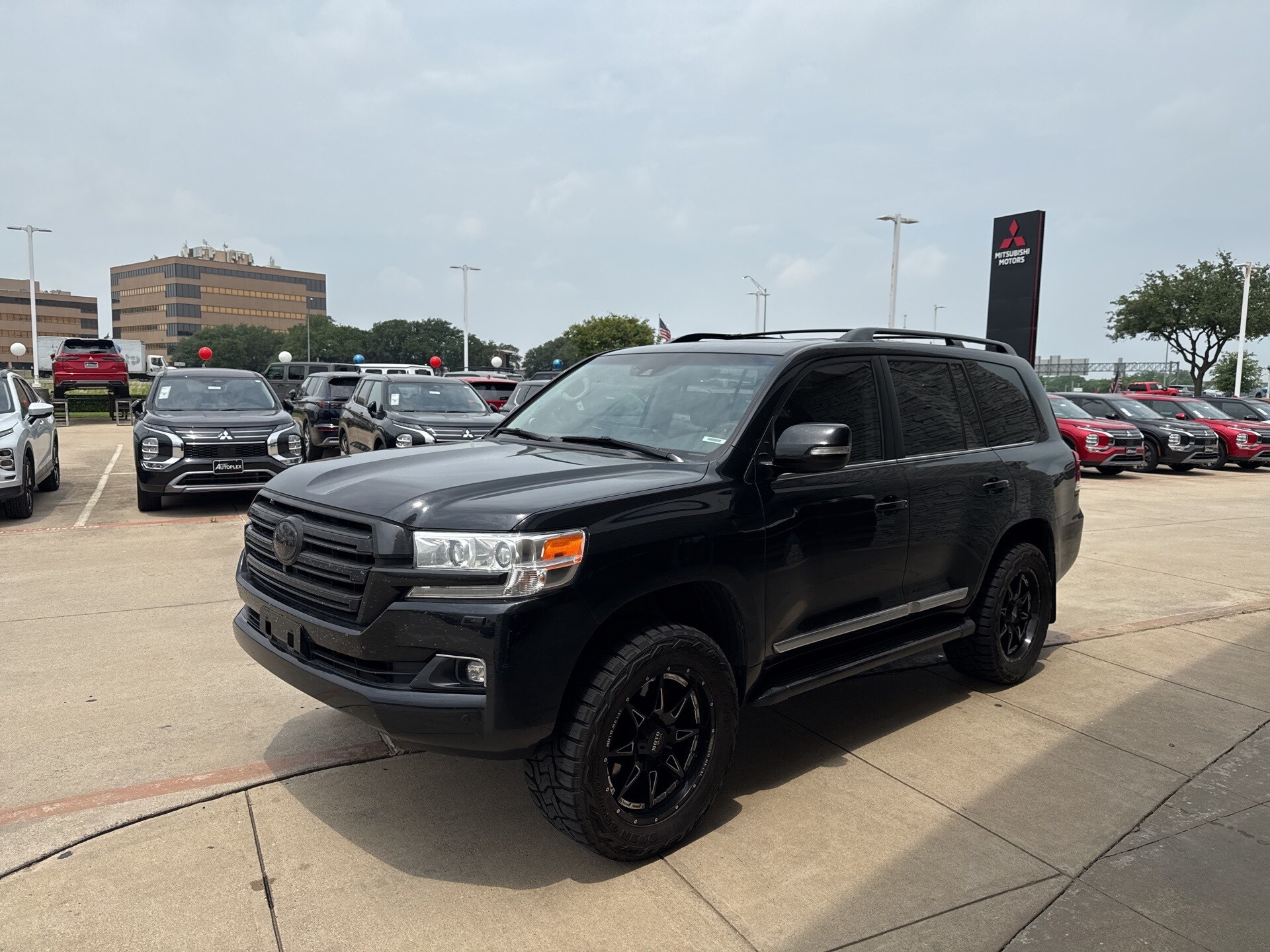 2017 Toyota Land Cruiser Base photo 2